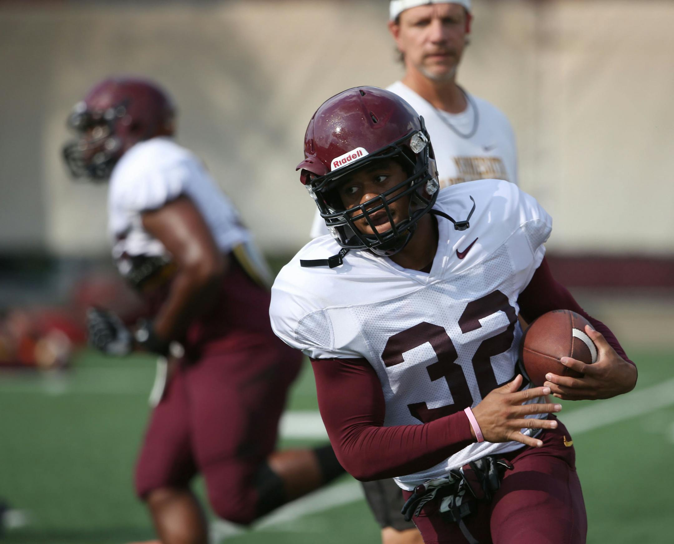 Berkley Edwards ran with the ball during practice. ] (KYNDELL HARKNESS/STAR TRIBUNE) kyndell.harkness@startribune.com Gophers practice in Minneapolis, Min. Wednesday, August, 6, 2014.