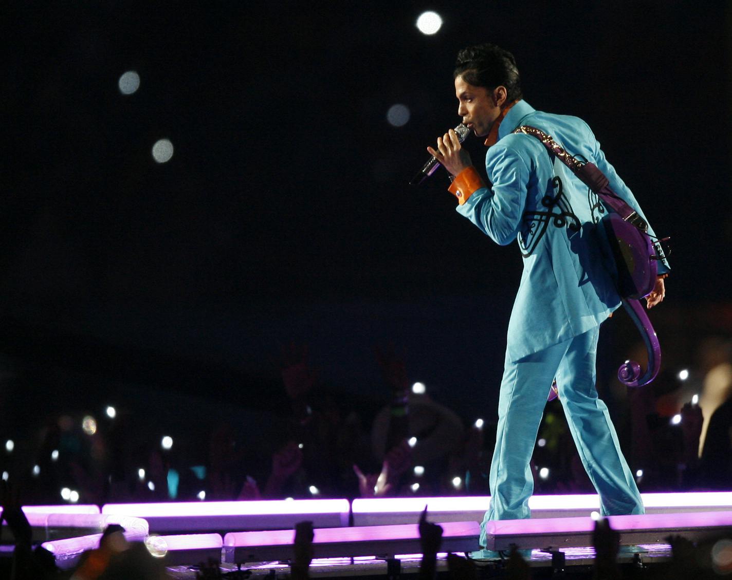 Prince performs during the halftime show at Super Bowl XLI football game at Dolphin Stadium in Miami on Sunday, Feb. 4, 2007. (AP Photo/Kevork Djansezian) ORG XMIT: SB258 ORG XMIT: MIN1604222116512360