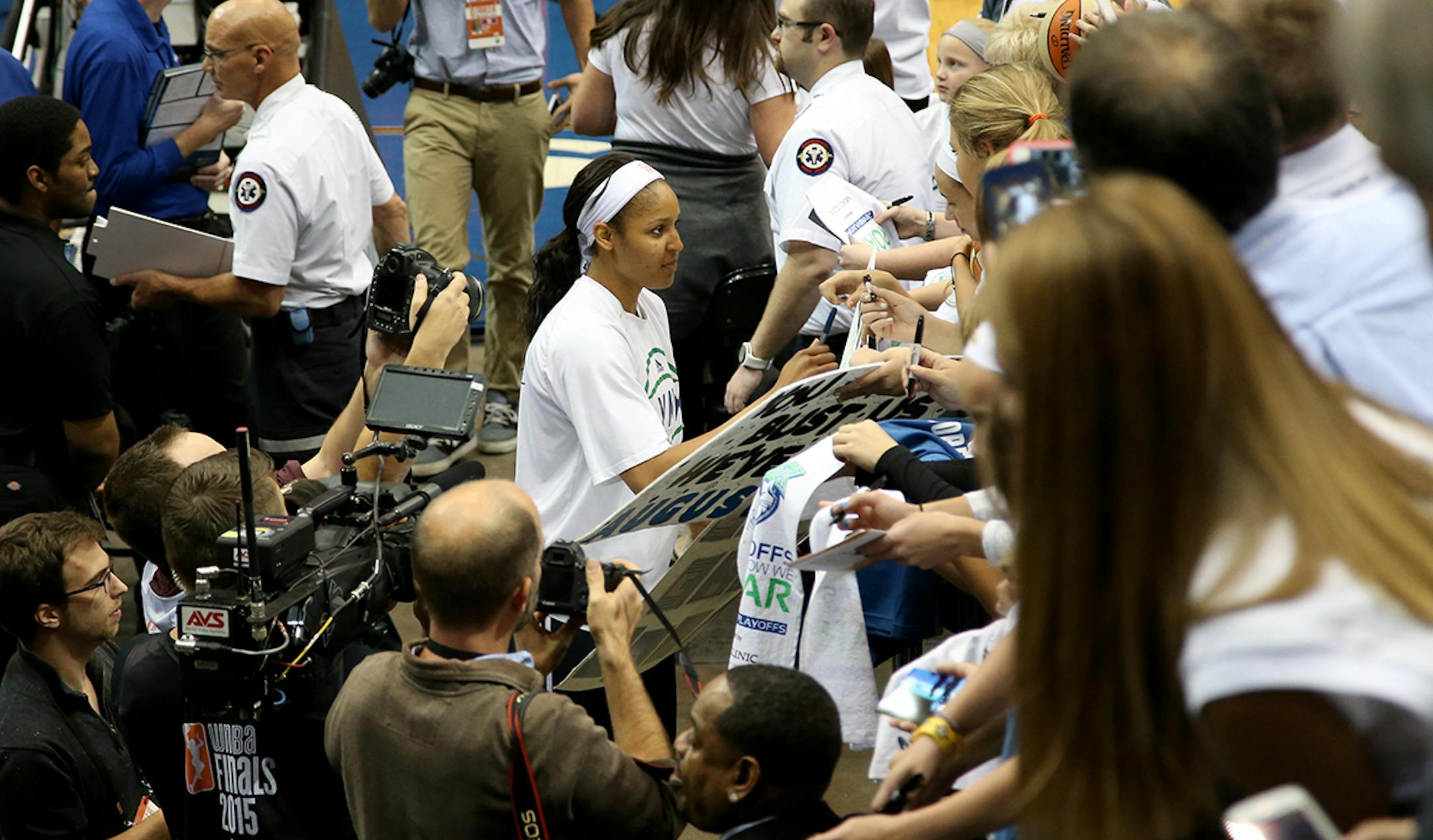 Lynx Maya Moore signed autographs after pre game warm ups.