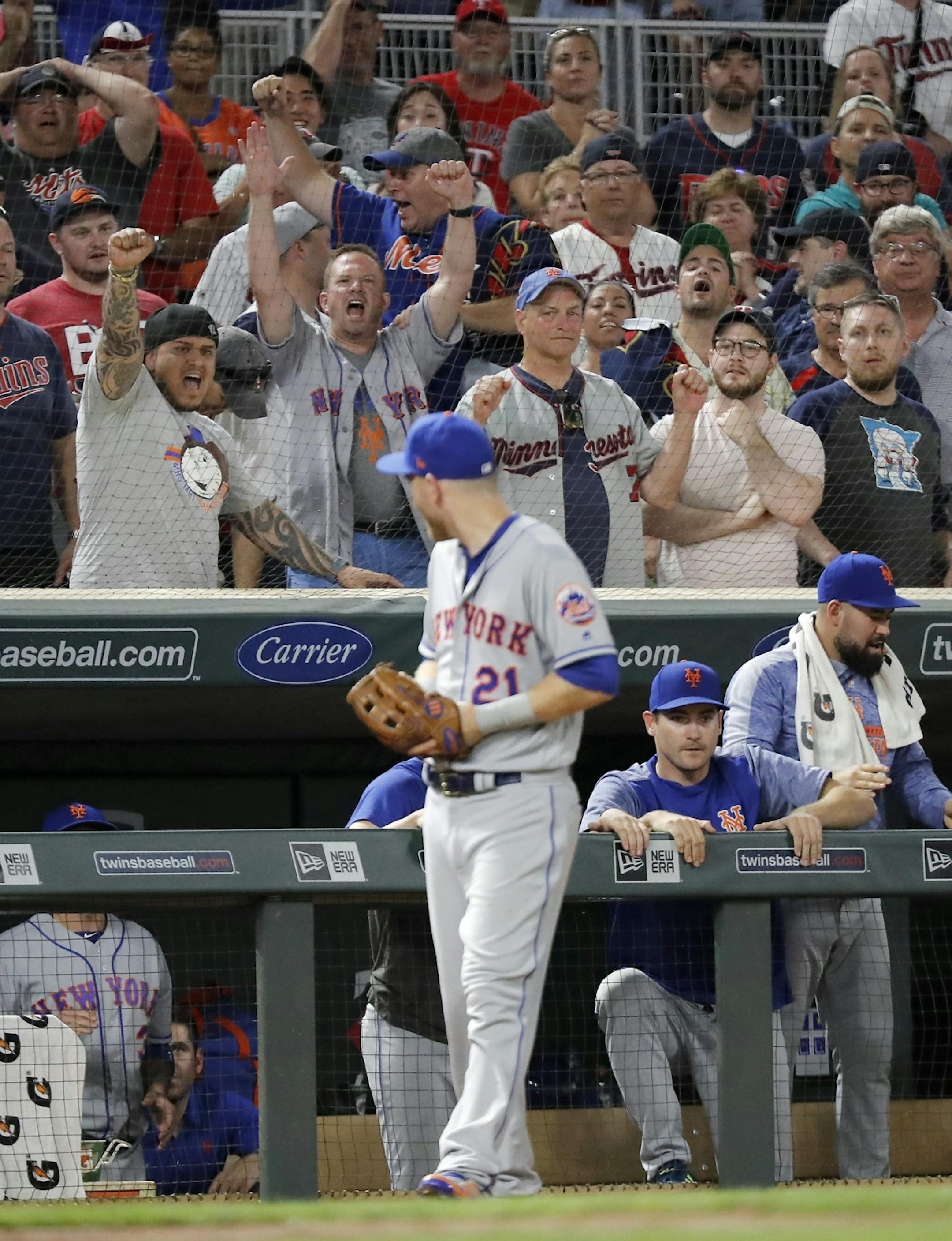New York Mets fans celebrate New York Mets third baseman Todd Frazier (21), who caught a foul ball to win the game.