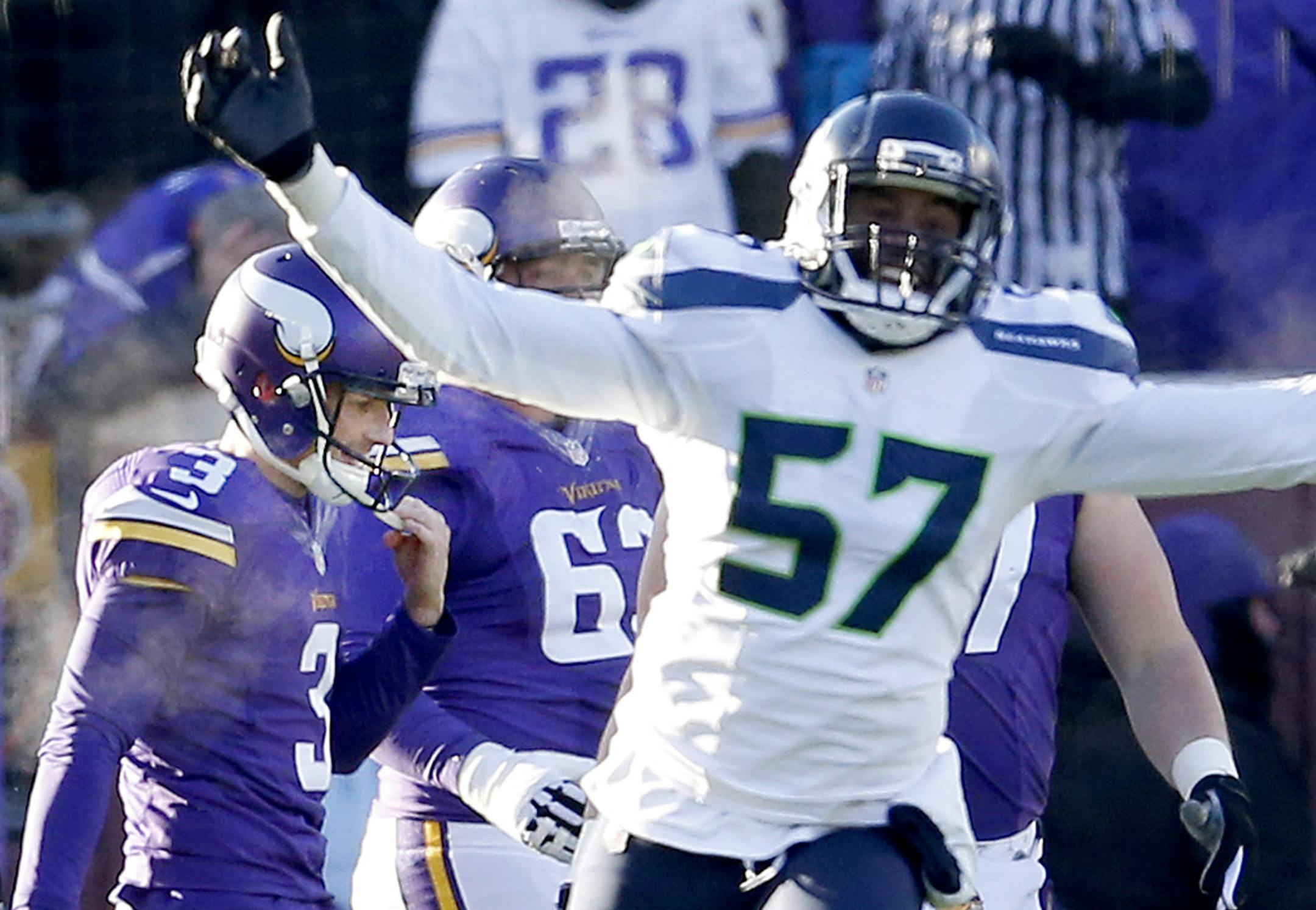 Mike Morgan (57) celebrated after Vikings kicker Blair Walsh (3) missed a 27-yard field goal attempt late in the fourth quarter. ] CARLOS GONZALEZ &#xef; cgonzalez@startribune.com - January 10, 2016, Minneapolis, MN, TCF Bank Stadium, NFL, Minnesota Vikings vs. Seattle Seahawks