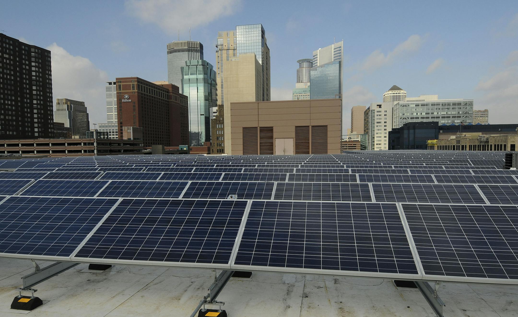 Richard Sennott/Star Tribune. Richard.Sennott@startribune.com Minneapolis Mn. Friday 04/01/11 ] Solar panels on the roof of the Minneapolis Convention Center ORG XMIT: MIN2012100122000825