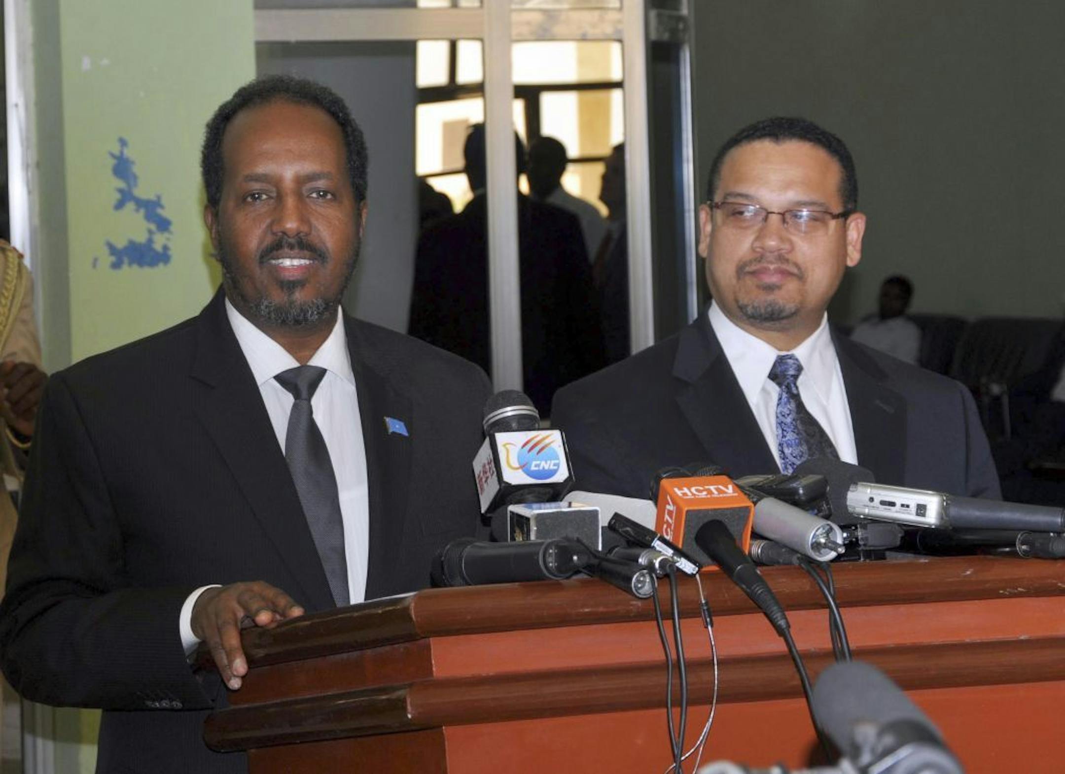 Somali President Hassan Sheikh Mohamud, left, and US Congressman Keith Ellison give a joint press conference at Mogadishu airport, Tuesday Feb. 19, 2013. Ellison said Tuesday that his visit to Mogadishu fulfills a request from his constituents with ties to Somalia, as Minnesota has one of the largest populations of Somali-Americans in the U.S.
