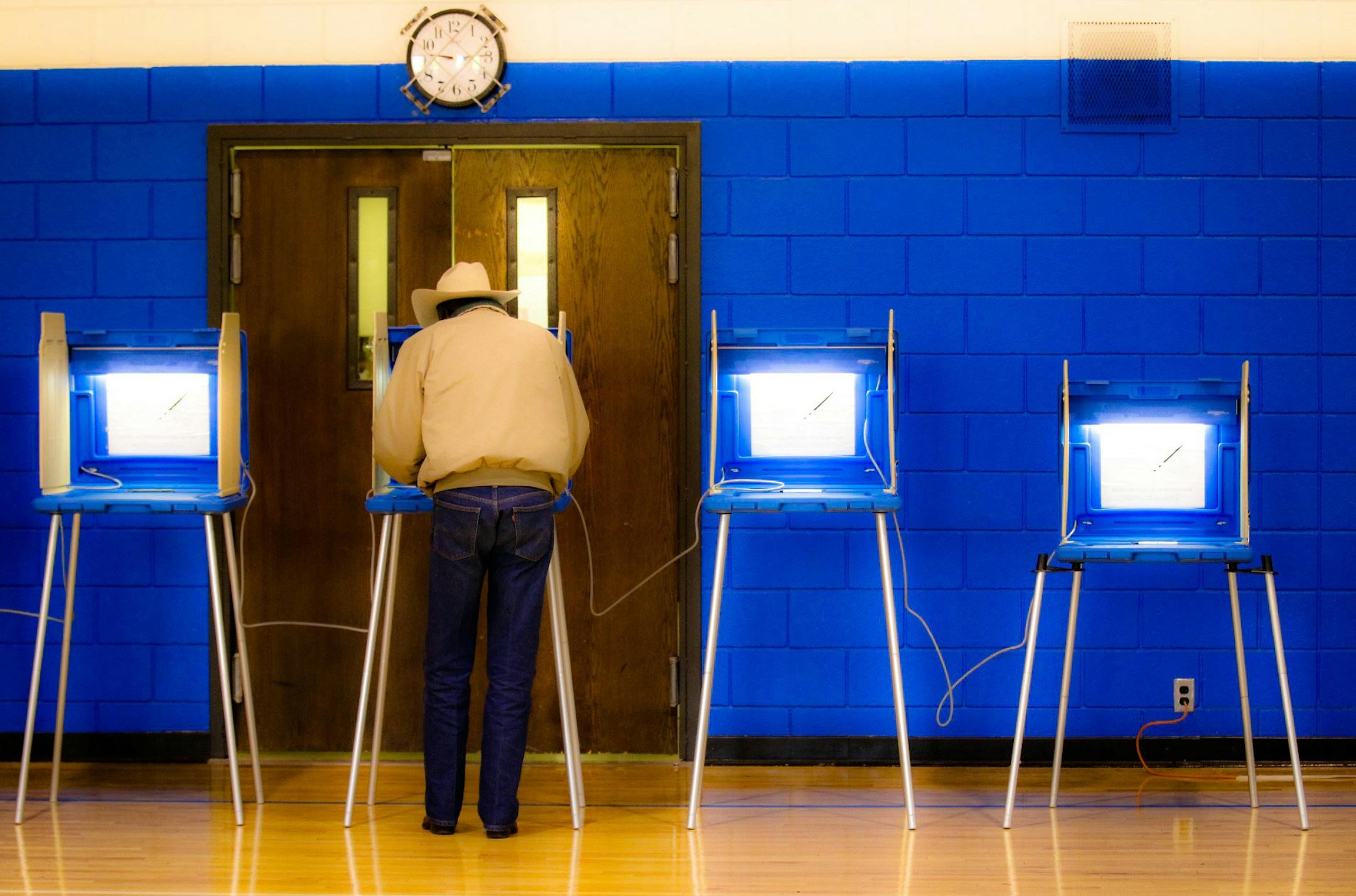 A steady stream of voters filed into the Folwell Community Center Tuesday, most seemed to be adjusting to the ranked choice voting with 35 mayoral candidates on the ballot. ] Minneapolis, MN 11/05/2013 ORG XMIT: MIN1311051045227728