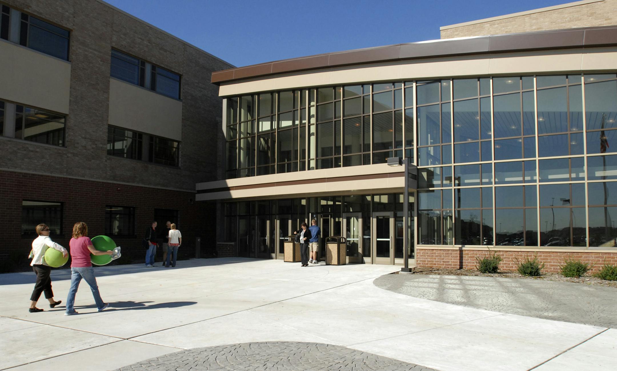 JOEY MCLEISTER ¬• jmcleister@startribune.com Shakopee,Mn.,Thurs.,Aug. 30, 2007--The exterior of Shakopee's new high school which opens Sept. 5th. Teachers from the district met at the school and were invited to tour it Thursday. GENERAL INFORMATION: The new Shakopee High School opens Sept. 5. ORG XMIT: MIN2013040418160331