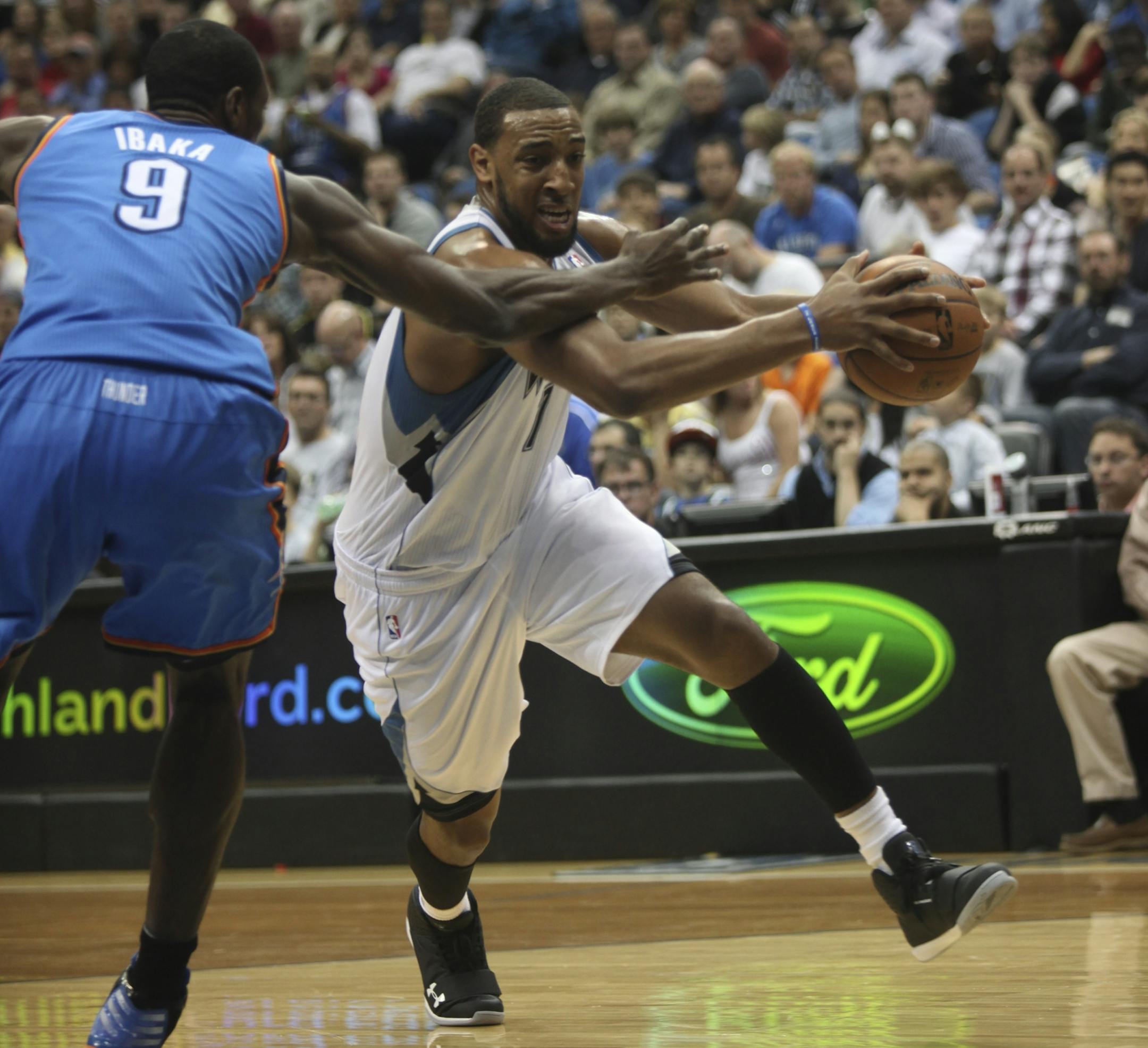 Minnesota's Derrick Williams drove toward the basket with Thunder's Serge Ibaka defending,