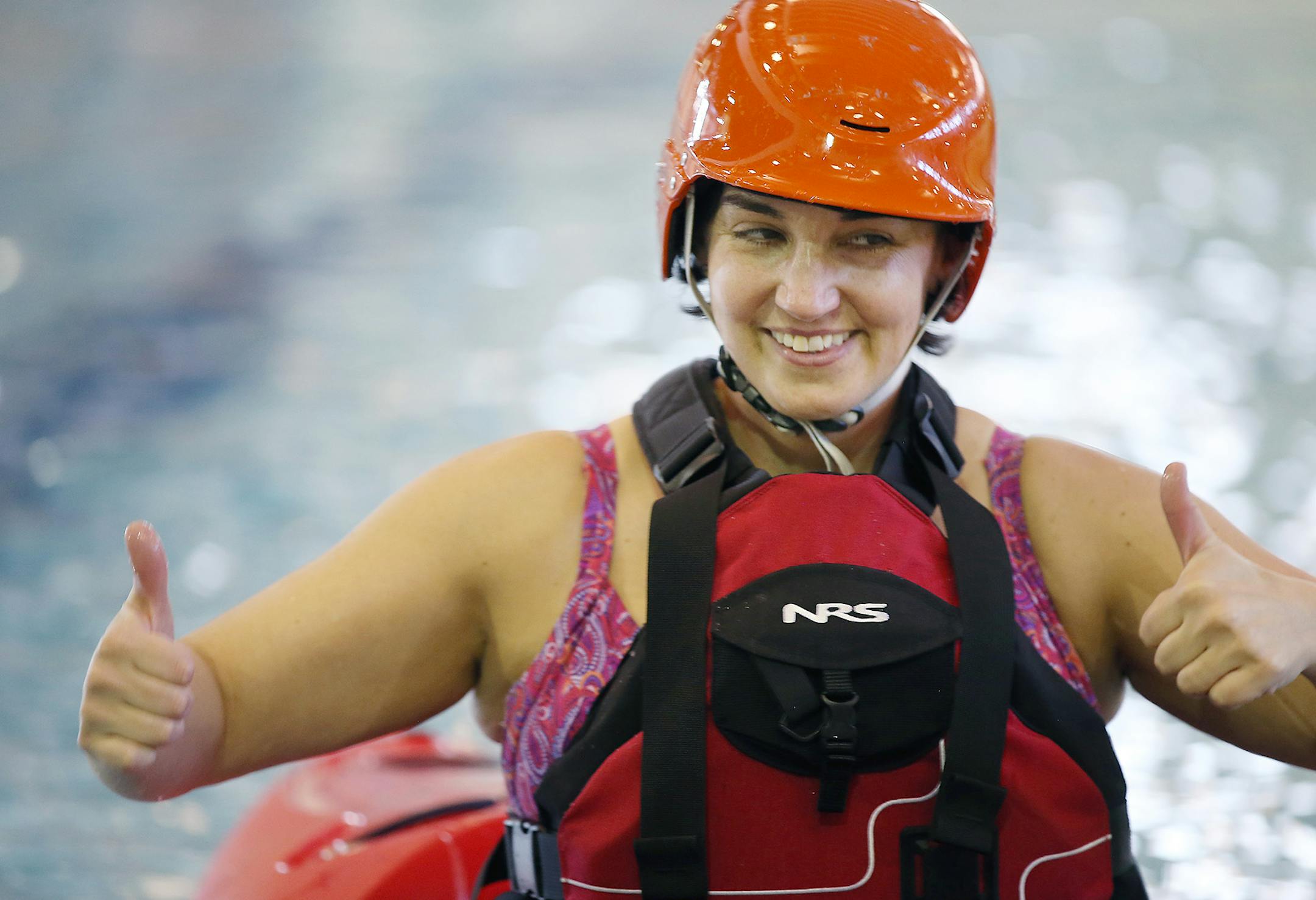 Jodi Martinez, a military veteran, gave a thumbs up during kayaking lessons, Friday, March 14, 2016 in Edina, MN. ] (ELIZABETH FLORES/STAR TRIBUNE) ELIZABETH FLORES • eflores@startribune.com