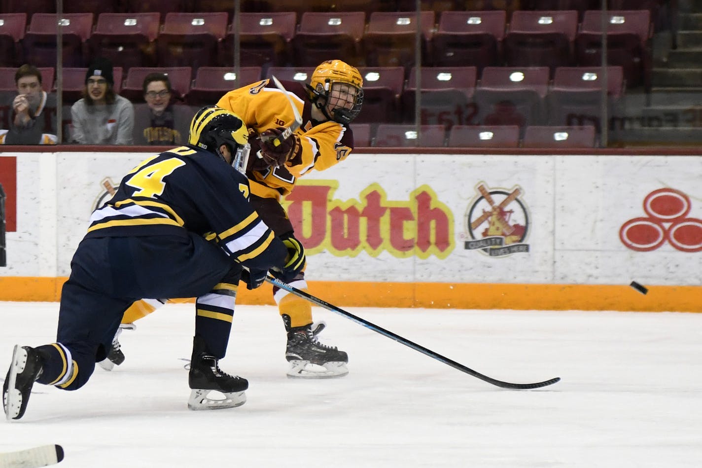 Minnesota Golden Gophers forward Rem Pitlick (15) passed the puck. ] COURTNEY DEUTZ • courtney.deutz@startribune.com