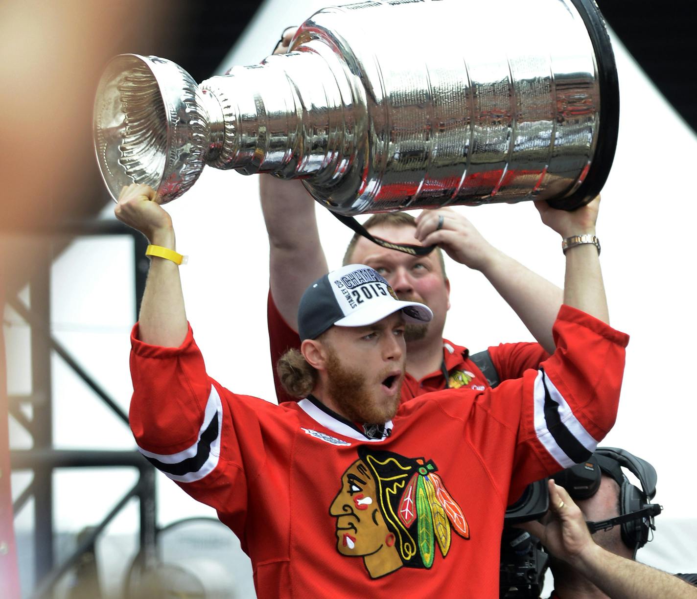 Chicago Blackhawks' Patrick Kane holds up the Stanley Cup during a rally celebrating the NHL hockey club's Stanley Cup championship, Thursday, June 18, 2015, at Soldier Field in Chicago. (AP Photo/Paul Beaty) ORG XMIT: ILPB111