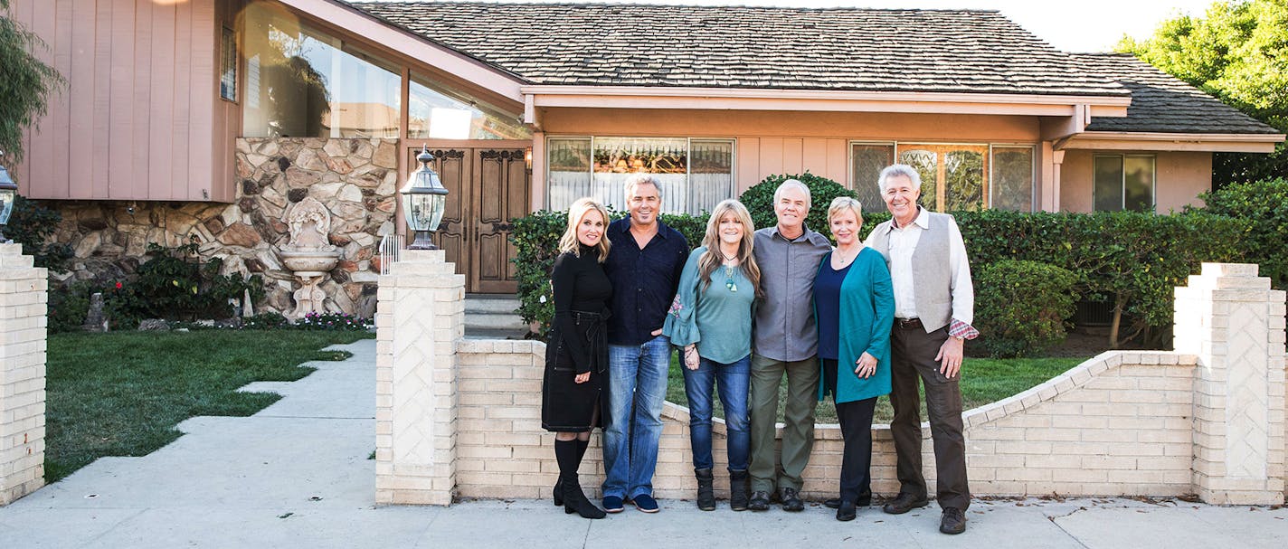 Brady Bunch cast, from left, Maureen McCormack/Marsha Brady, Christopher Knight/Peter Brady, Susan Olsen/Cindy Brady, Mike Lookinland/Bobby Brady, Eve Plumb/Jan Brady and Barry Williams/Greg Brady stand in front of the original Brady home in Studio City, Calif., which will be renovation in HGTV's new series, "A Very Brady Renovation,' premiering next Monday. (Matt Harbicht/Getty Images/TNS) ORG XMIT: 1412076