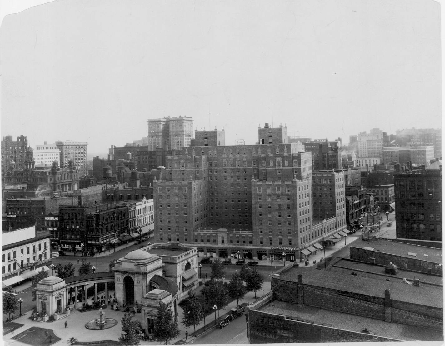 Credit: Minneapolis Photo Collection AERIAL VIEW OF GATEWAY PARK AND THE NICOLLET HOTEL LOOKING SOUTH Hotel Andrews is at far right. Drug Company is in the Nicollet Hotel. Other businesses are named left to right and are on Nicollet or Washington Aves. Post Office and Federal Building are the same - with cupolas at left.