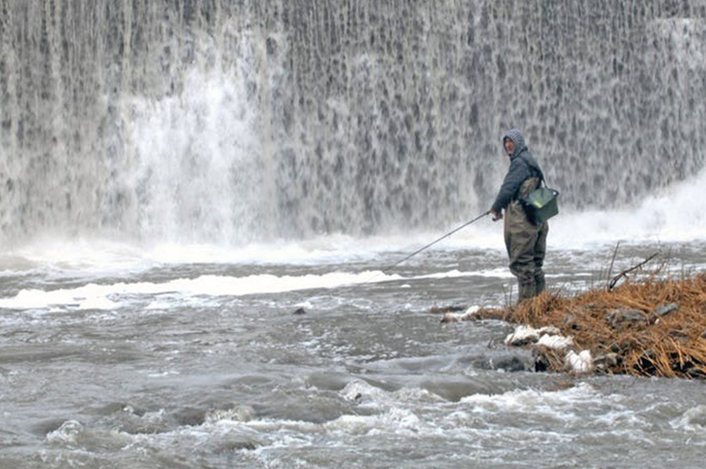 Social distancing to the max, it's relaxing to have private time with the river. (Dennis Anderson/Minneapolis Star Tribune/TNS) ORG XMIT: 1615874