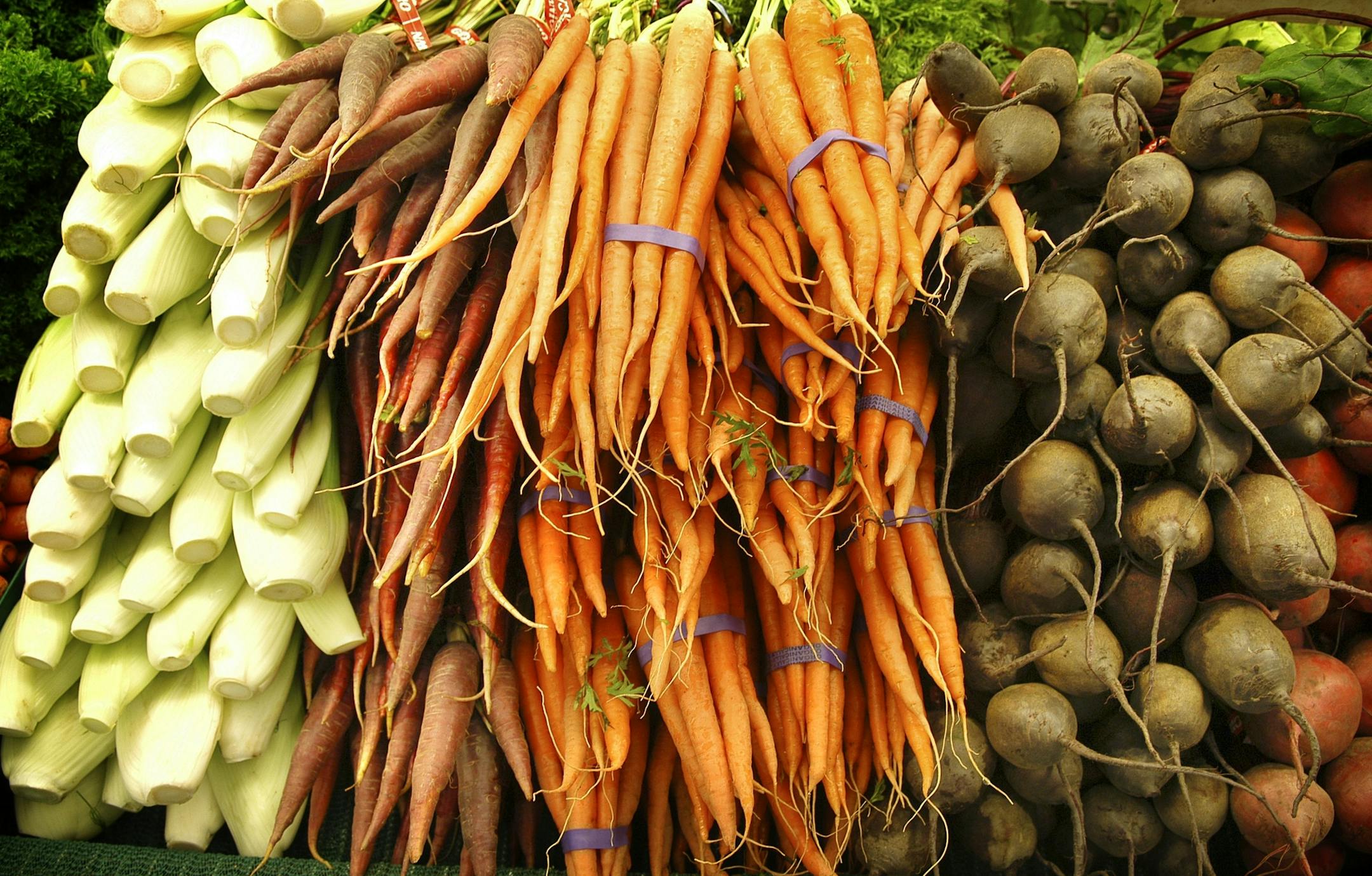 Glen Stubbe/Star Tribune Wednesday, July 20, 2005 -- Minneapolis, Minn. -- Most of the fresh vegtables at the Wedge Co-op on Lyndale Ave, Minneapolis are organic and local produce is favored. ORG XMIT: MIN2014010117575142