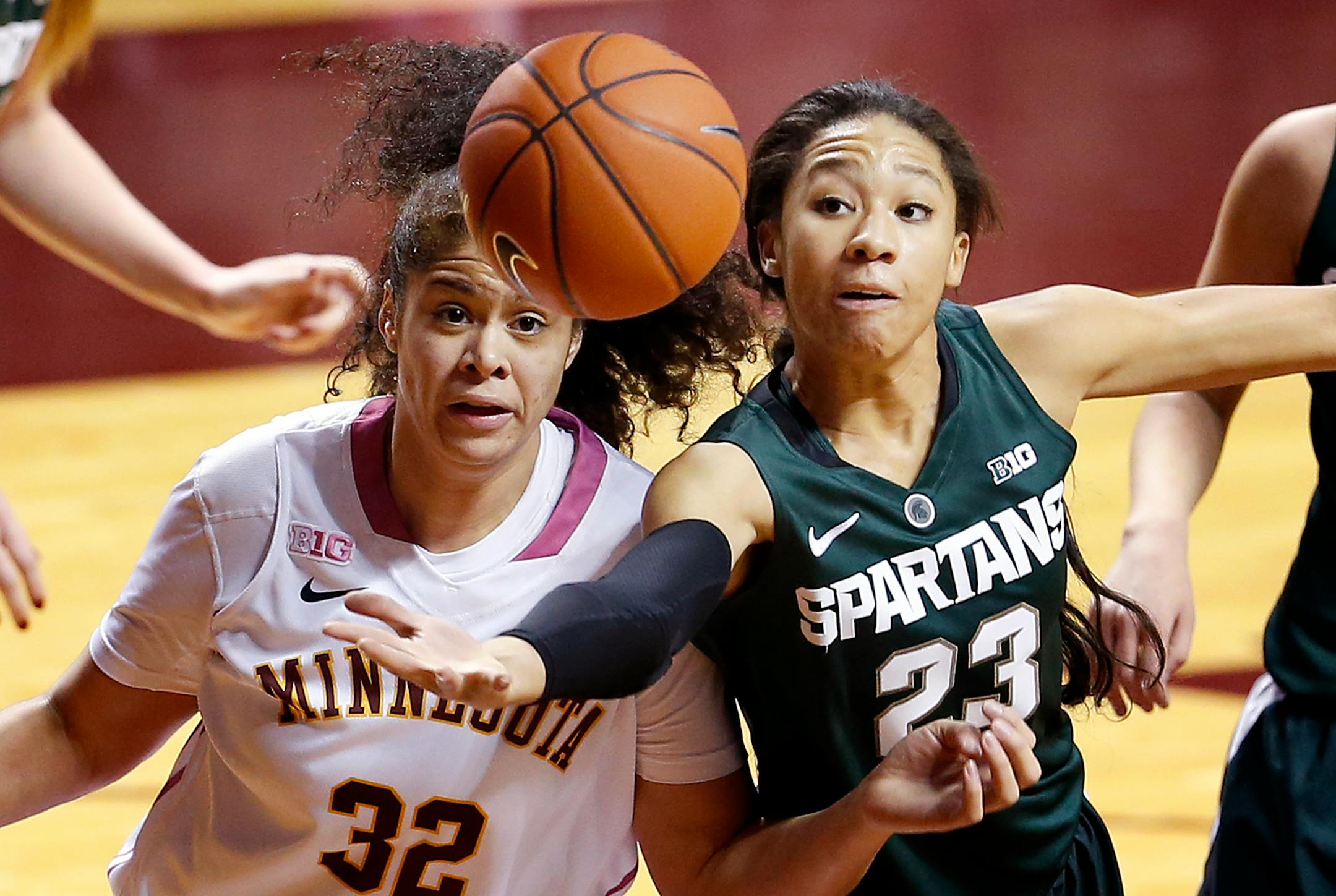 The Gophers' Amanda Zahui B. (32) and Michigan State's Aerial Powers fought for a loose ball in the first half Sunday.