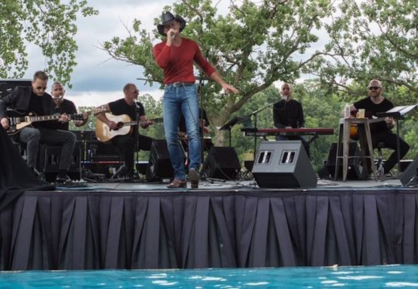 Country music star Tim McGraw was the main act of a fund-raiser Sunday at Lake Minnetonka.