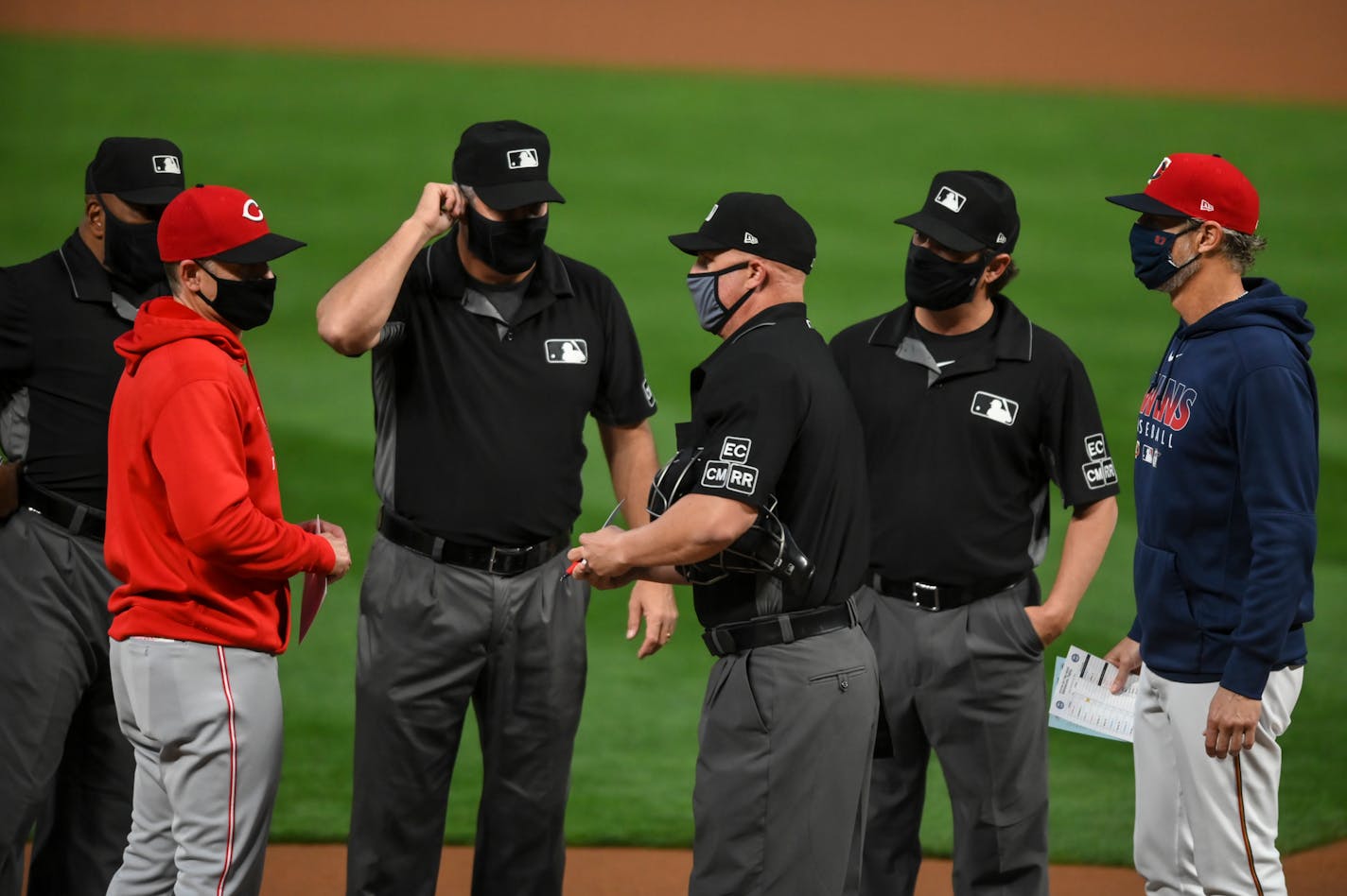 Cincinnati Reds manager David Bell and brother, Minnesota Twins bench coach Mike Bell spoke to the umpires and exchanged lineup cards before Friday night's first pitch. ]