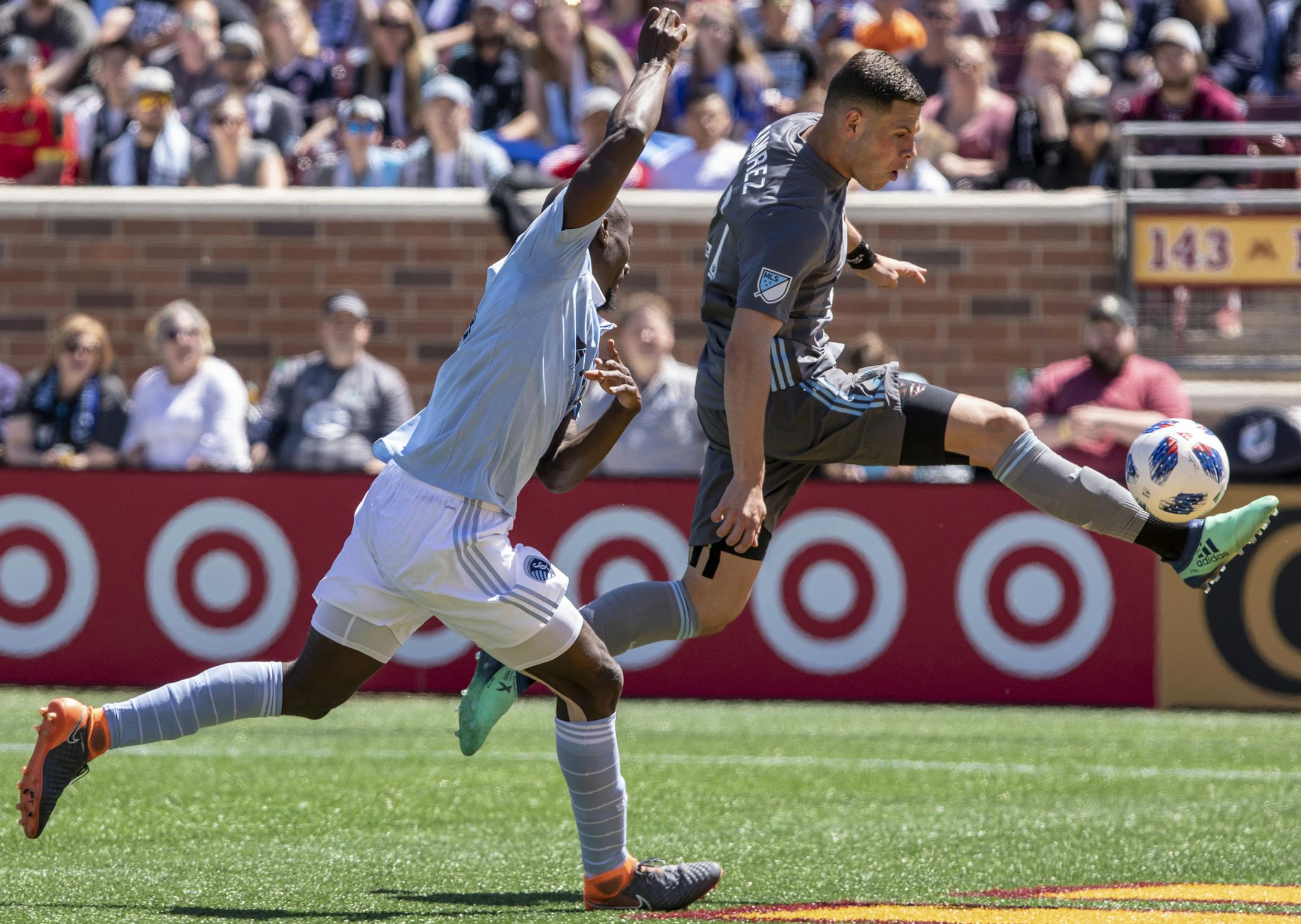 Minnesota United forward Christian Ramirez (21) takes a pass behind Minnesota Sporting Kansas City defender Ike Opara (3). [ Special to Star Tribune, photo by Matt Blewett, Matte B Photography, matt@mattebphoto.com, Minnesota United FC vs. Sporting KC, MLS Soccer, TCF Bank Stadium, 1006061755 LOON05211