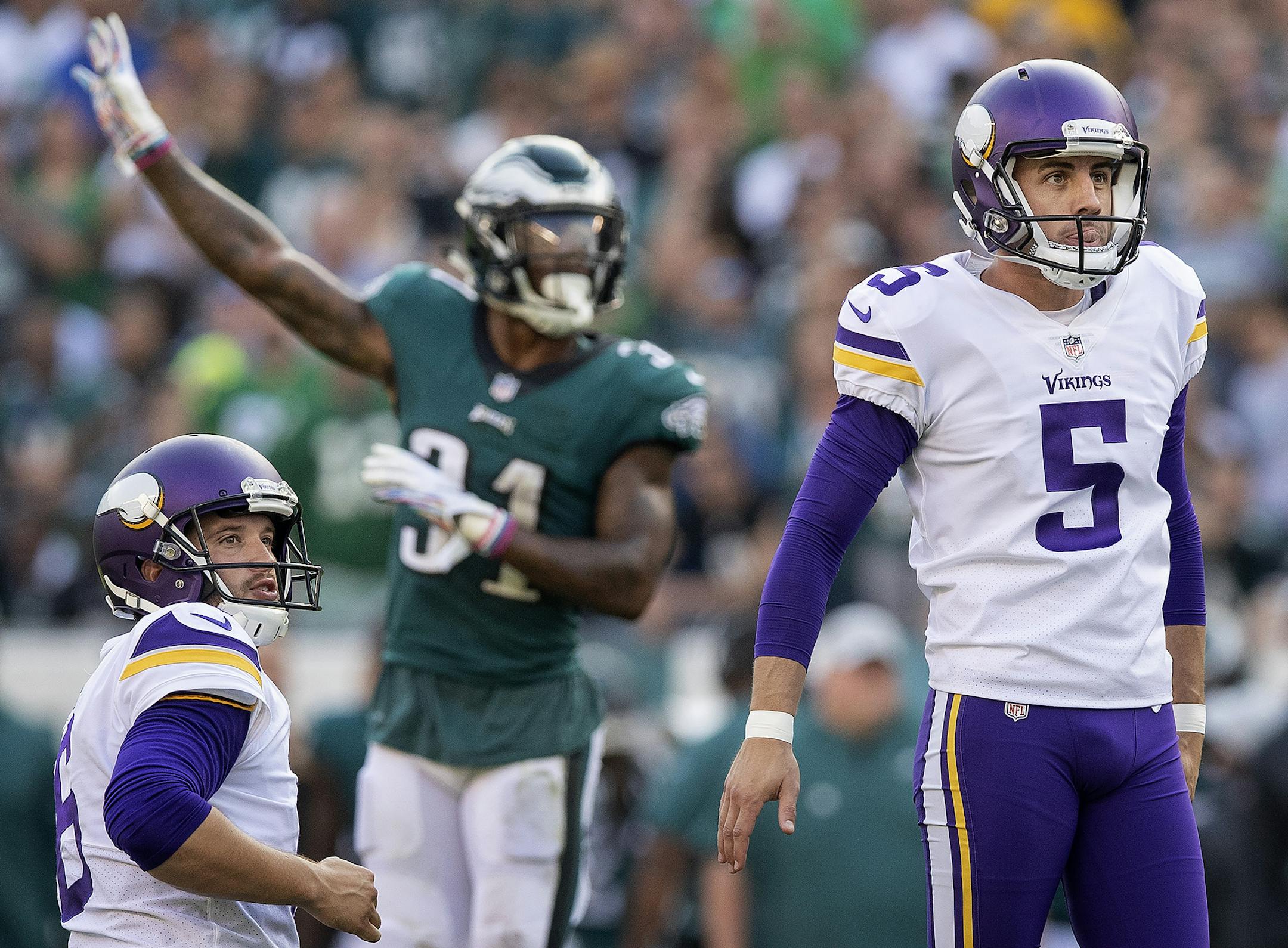 Dan Bailey (5) watched as he missed a field goal attempt in the first quarter. ] CARLOS GONZALEZ ï cgonzalez@startribune.com ñ October 7, 2018, Philadelphia, PA, Lincoln Financial Field, NFL, Minnesota Vikings vs. Philadelphia Eagles