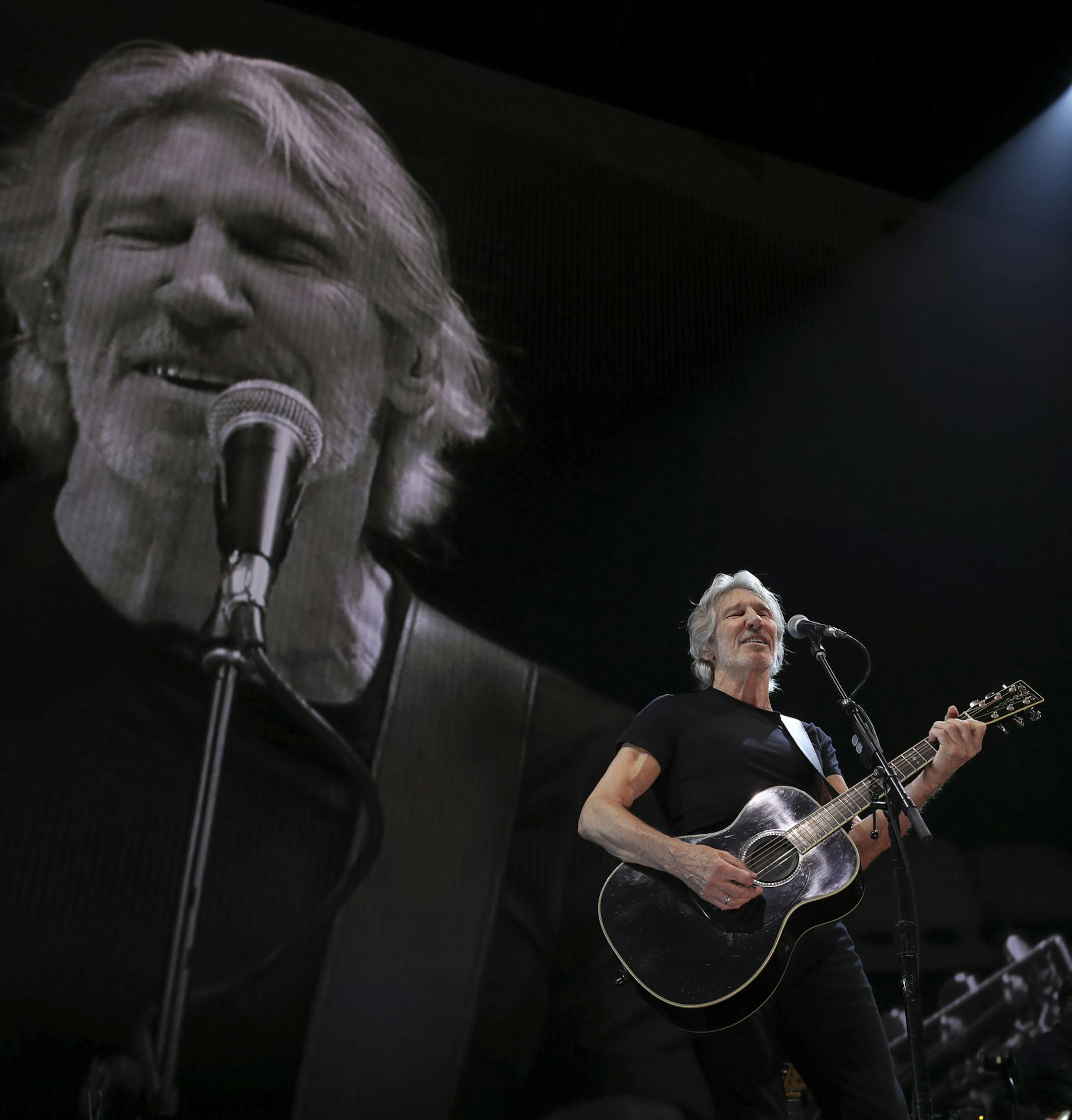 Roger Waters performing "Deja Vu" early in his set Wednesday night at Xcel Energy Center in St. Paul. ] JEFF WHEELER • jeff.wheeler@startribune.com Roger Waters, the Pink Floyd co-founder, visited Xcel Energy Center in St. Paul Wednesday night, July 26, 2017 with his Us + Them tour.