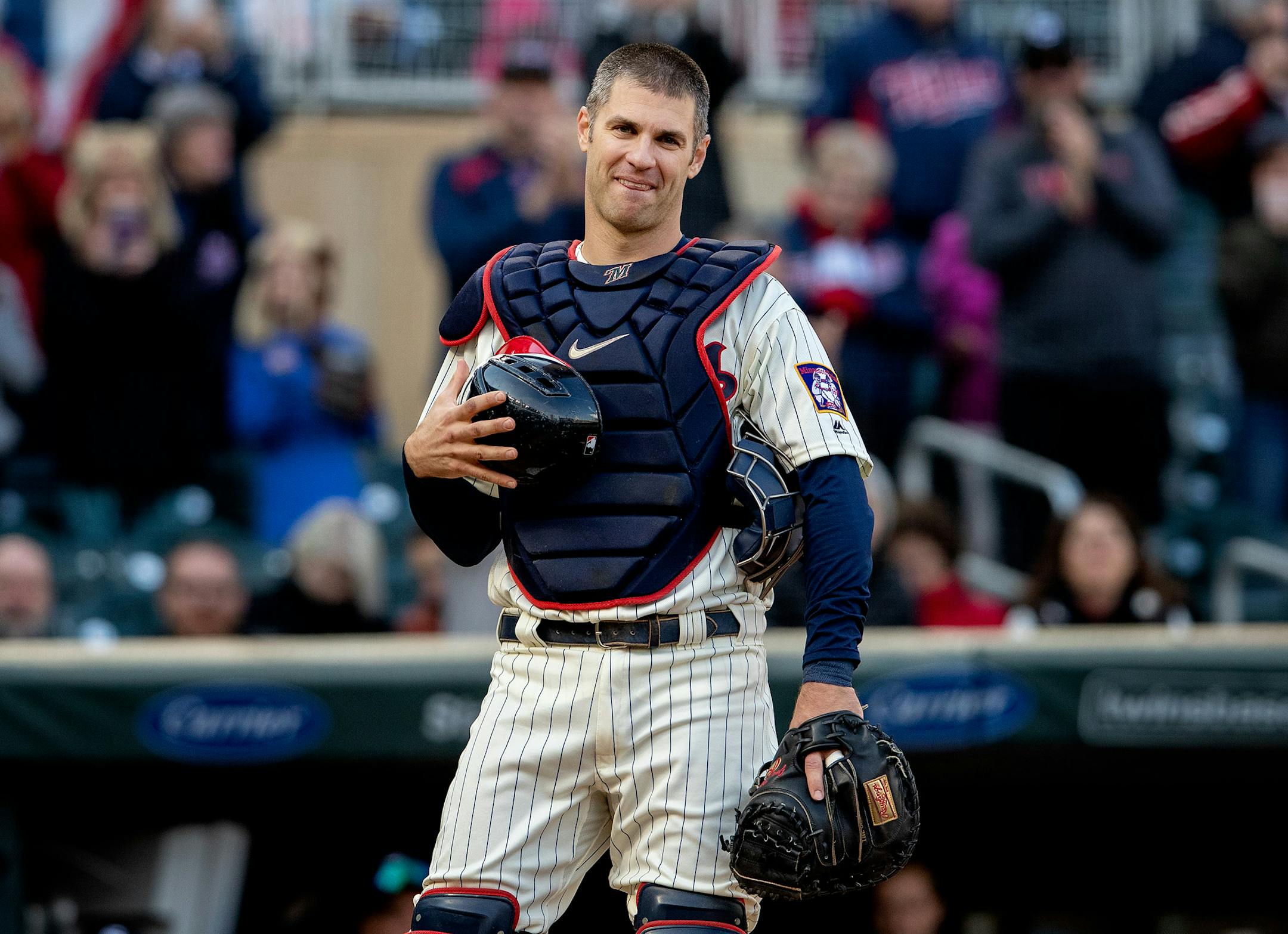 Minnesota Twins Joe Mauer received an ovation after coming out to catch in the ninth inning. ] CARLOS GONZALEZ ï cgonzalez@startribune.com ñ September 30, 2018, Minneapolis, MN, Target Field, MLB, Minnesota Twins vs. Chicago White Sox