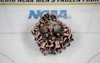 The Minnesota-Duluth Bulldogs huddled up before their NCAA title game against the Notre Dame Fighting Irish. ] AARON LAVINSKY &#xef; aaron.lavinsky@st