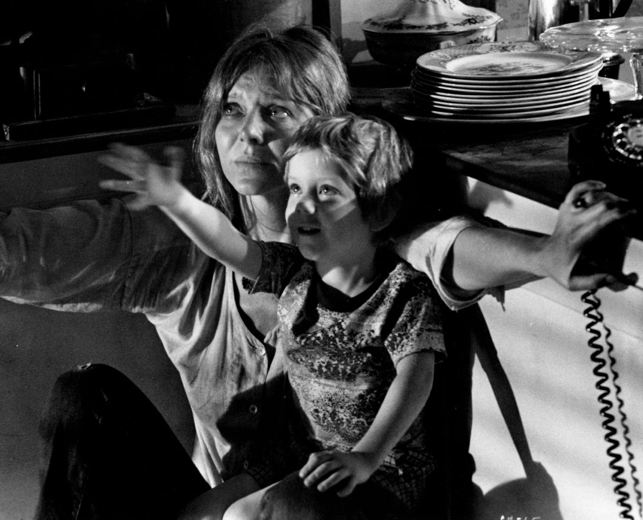 December 12, 1977 Melinda Dillon as Jillian Guiler and Cary Guffey as her son, Barry, huddle together as something extraordinary takes place outside their home in "Close Encounters of the Third Kind." A Dramatic Scene from 'Close Encounters of the Third Kind' Melinda Dillon plays Jillian Guiler and Cary Guffey plays her son, Barry Too much already has been written about "Close Encounters of the Third Kind." You possibly would be better off not reading this addition to the anticipatory overload t
