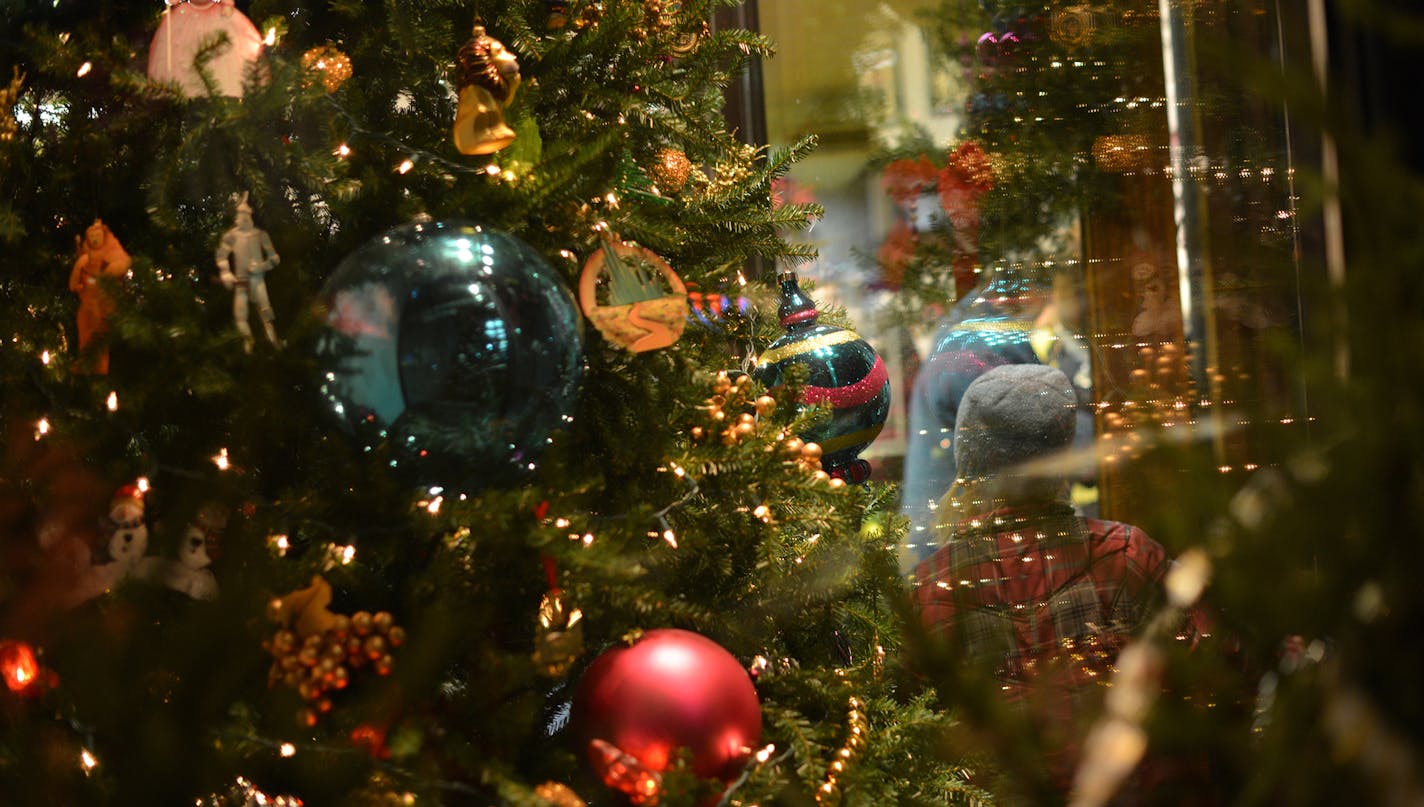 Winter Walk in Northfield draws big crowds out shopping. (Photo courtesy of Northfield Area Chamber of Commerce and Tourism)