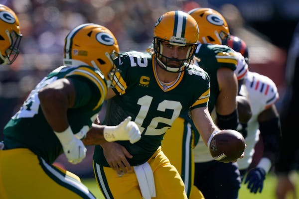 NFC North double-check: Don't be like fan who flipped Rodgers the double-bird