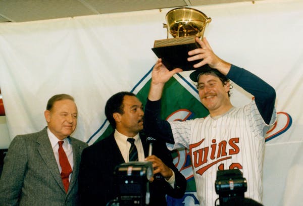 1987 Frank Viola holds world series MVP Trophy Aloft. Reggie Jackson with Microphone. Bruce Bisping, Minneapolis Star Tribune