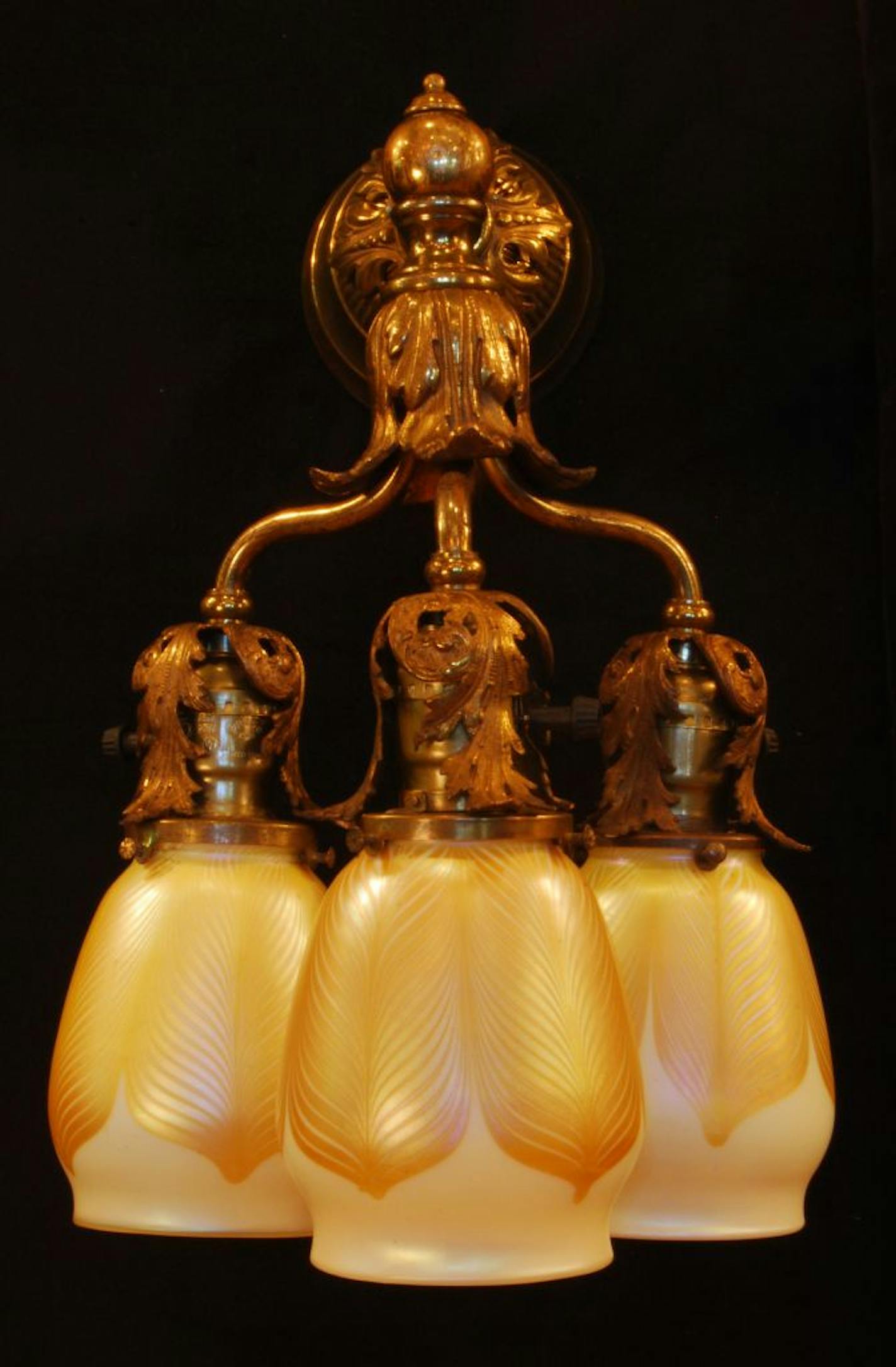 Quezal sconce