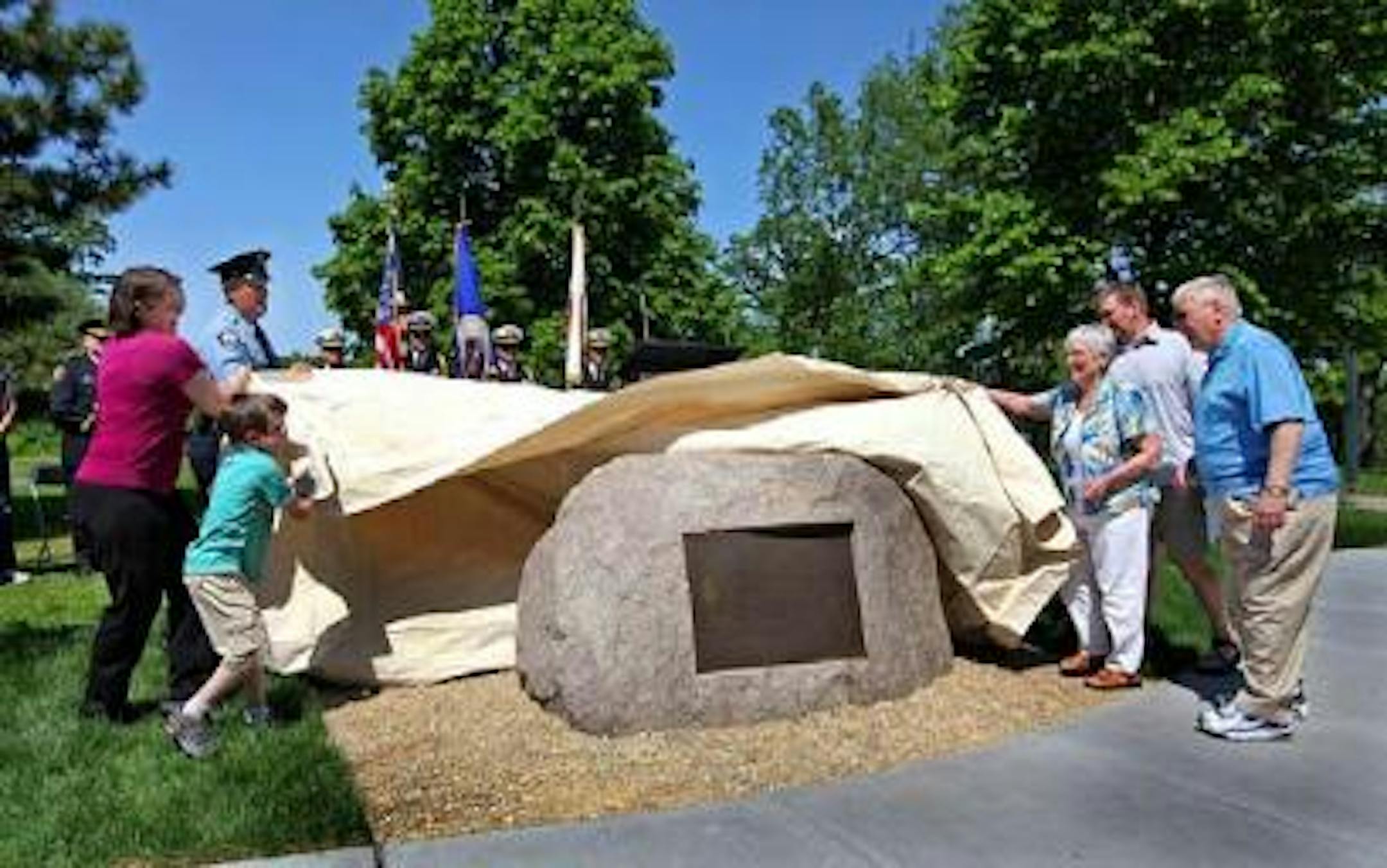 Family members attended the unveiling of a memorial to Mark Bedard, a Minneapolis Park Police officer who died in the line of duty in 2007.