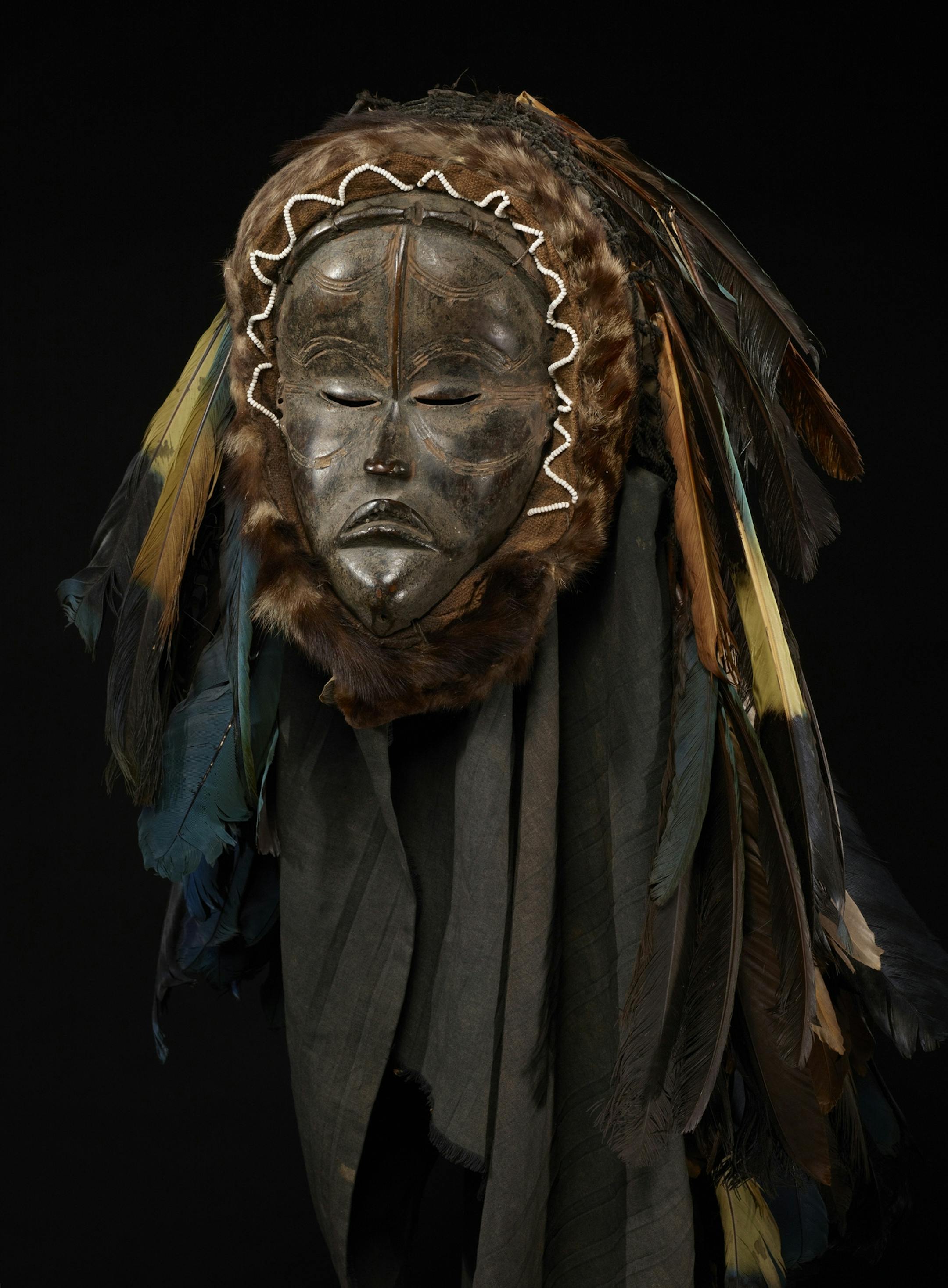 "Mask with shoulder cloth" from the Dan or Mano culture in Liberia. ORG XMIT: 113292