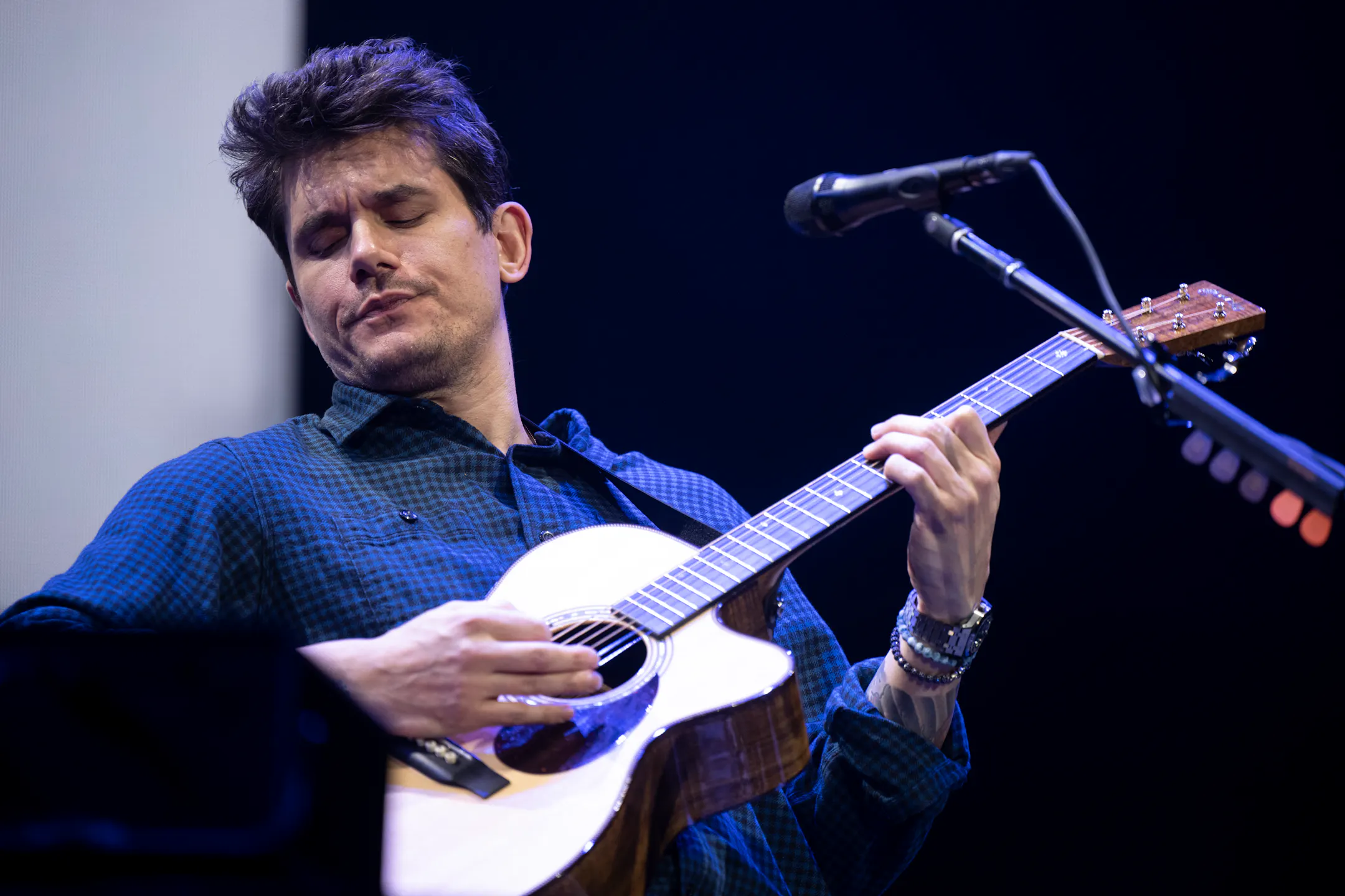 Review: Rock star John Mayer wins over St. Paul crowd with conviction ...