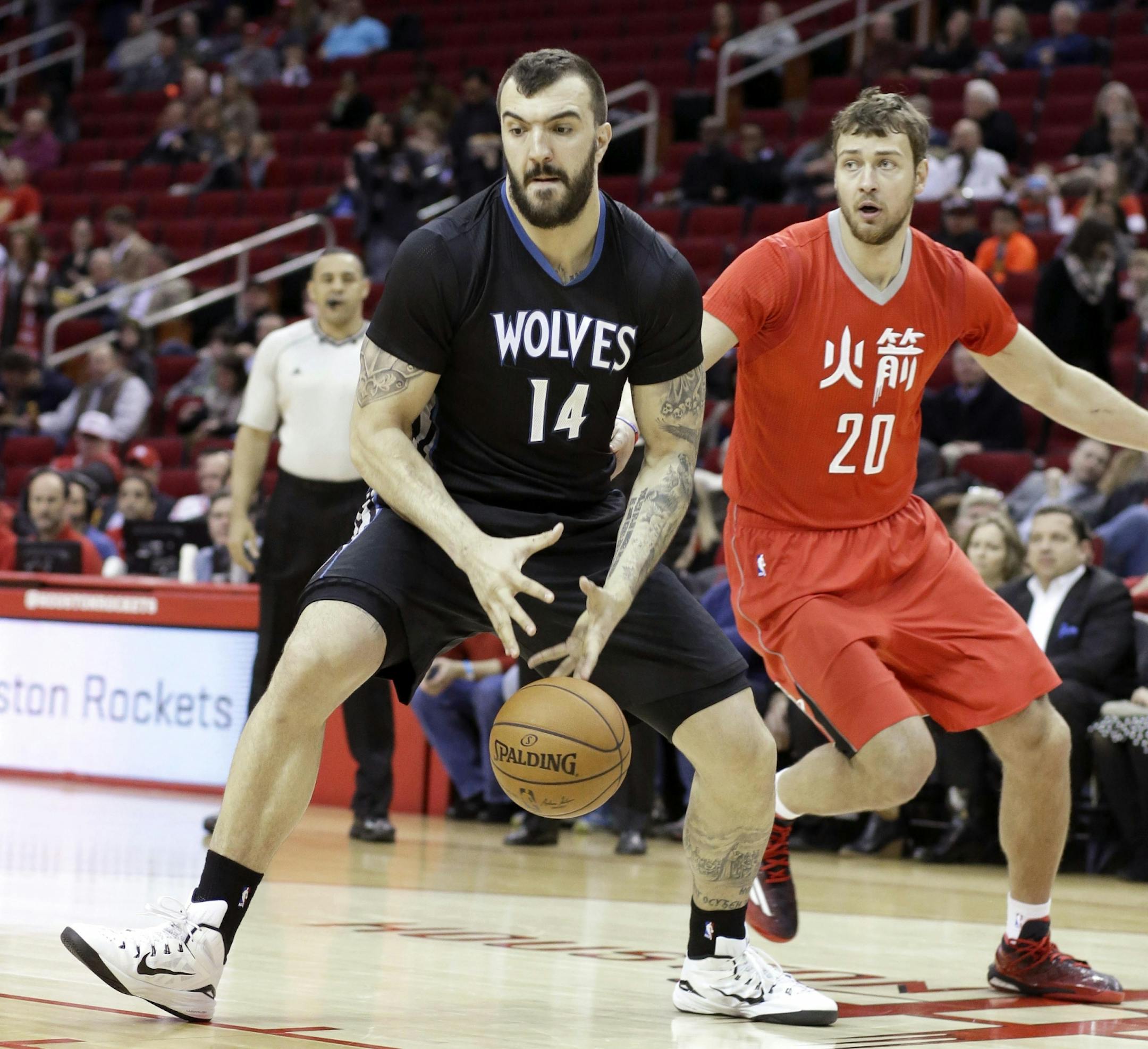 Timberwolves center Nikola Pekovic (14)