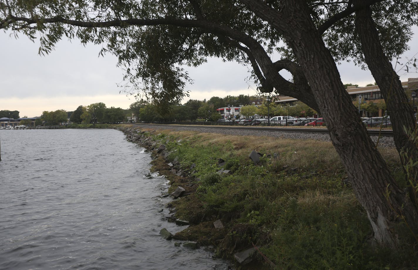 The lakefront by the Broadway dock in downtown Wayzata, Min., Wednesday September 12, 2012. ] (KYNDELL HARKNESS/STAR TRIBUNE) kyndell.harkness@startribune.com