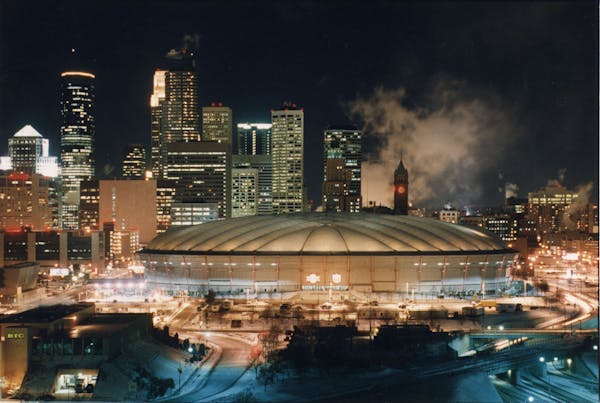 Dome is aglow with special Super Bowl lighting. January 17,1992, photo by Star Tribune staff photographer Richard Sennott. ORG XMIT: MIN20130221173543