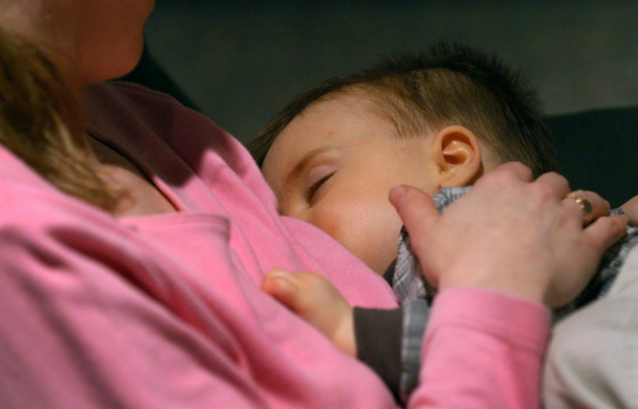 Haydon tired after a long day falls asleep as he feeds on breast from his mother Kelly Jo McDonnell. GENERAL INFORMATION: Wednesday, november 19, 2003-Lino Lakes-Breast feeding story