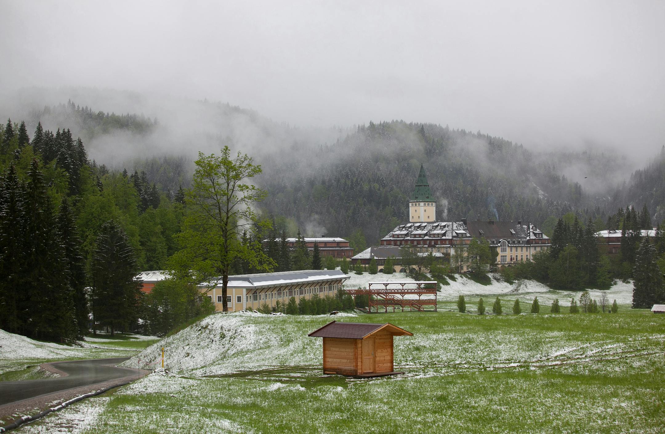 Snow rests in the grounds of the Schloss Elmau hotel in Krun, Germany.The resort brings the best of New York or Berlin to a tranquil valley in the Bavarian Alps in southern Germany. MUST CREDIT: Bloomberg photo by Krisztian Bocsi.