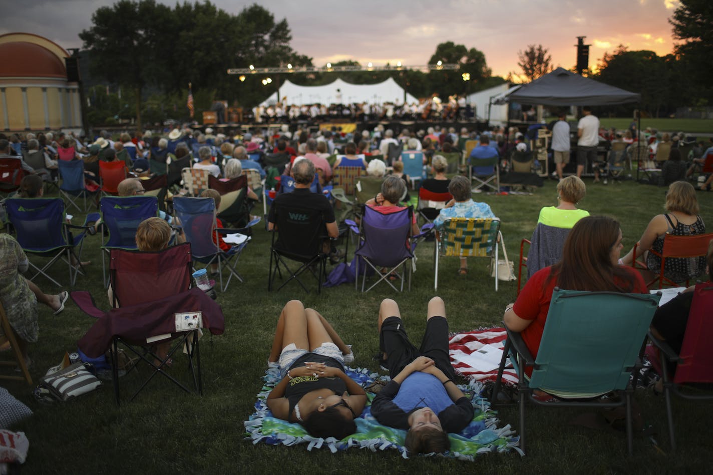 As the threat of rain gave way to a lovely pink sunset on a recent evening, Minnesota Beethoven Festival concertgoers kicked back on the grass at Lake Park in Winona to listen to the Minnesota Orchestra.