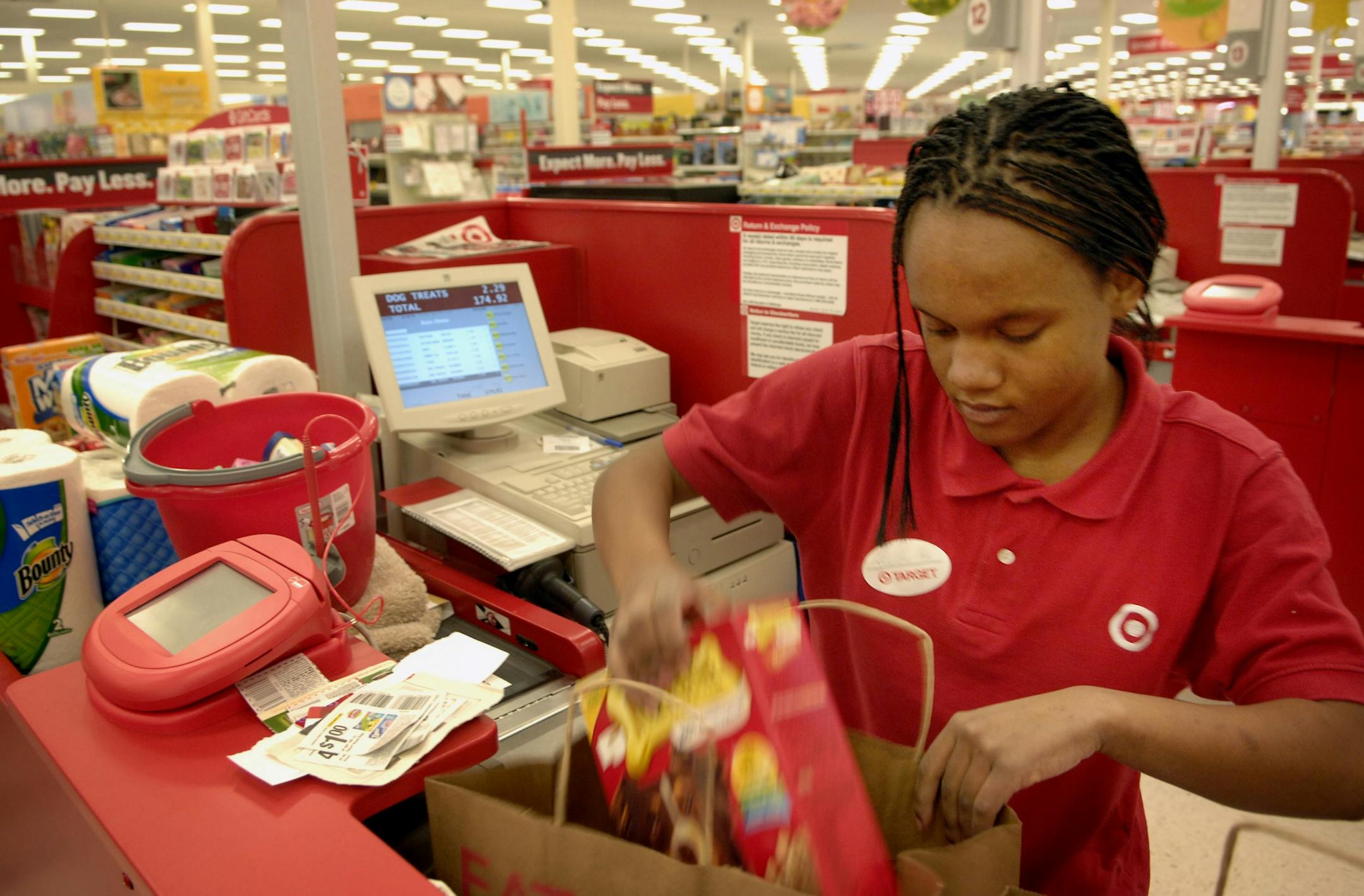 GLEN STUBBE � gstubbe@startribune.com -- Thursday, February 21, 2008 -- Richfield, Minn. -- Target team member Jasmine Hamilton helps customer at the cash register of the new Richfield Target store.