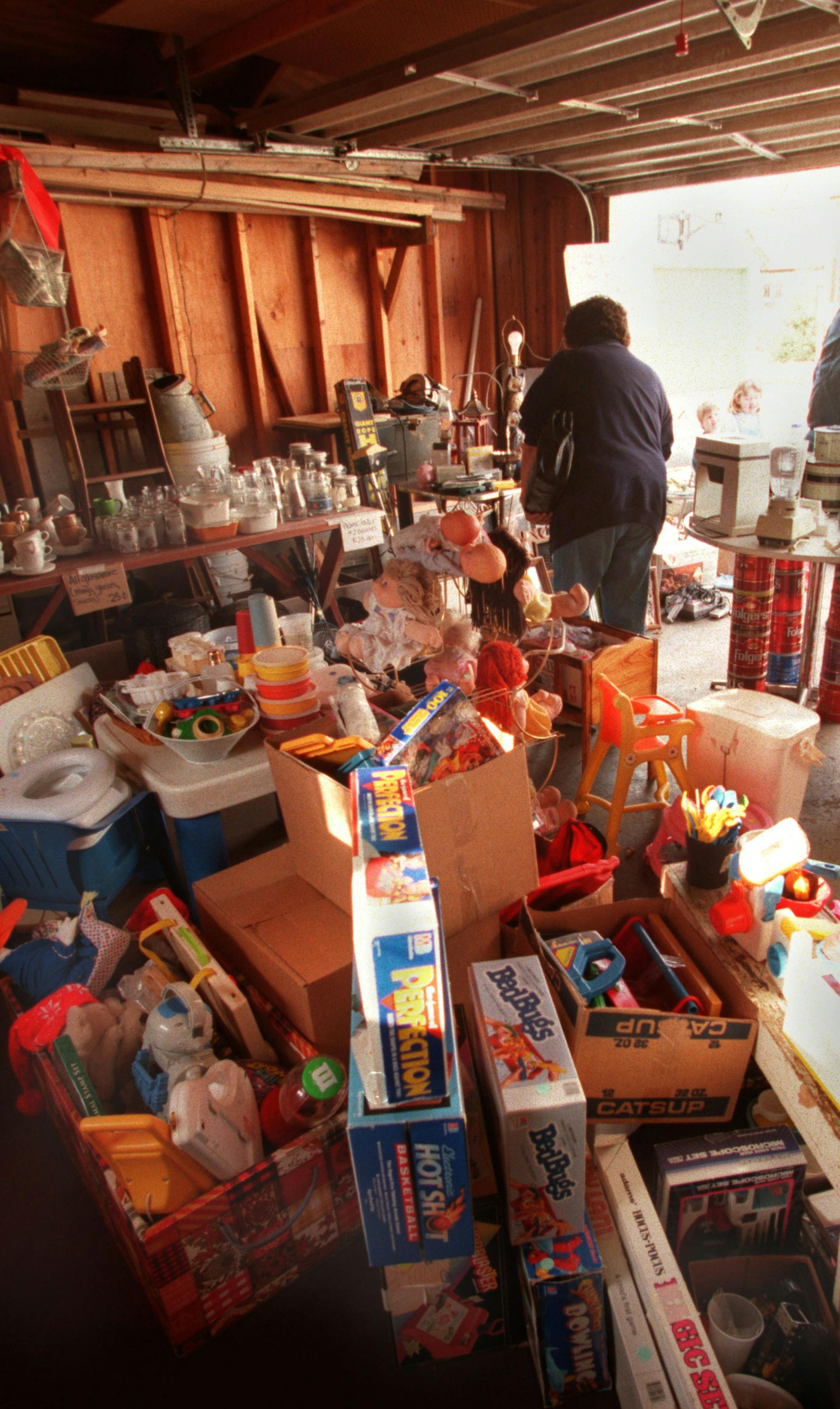 Garage sale basics -- A three-family moving sale in south Minneapolis. ORG XMIT: MIN2013032913571024