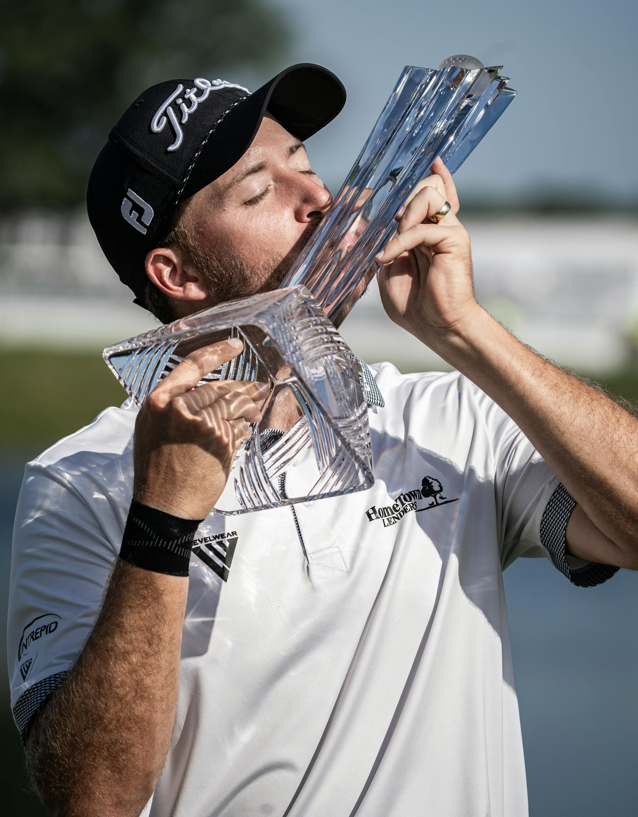 Lee Hodges planted a kiss on the 3M Open trophy after his PGA Tour win.
