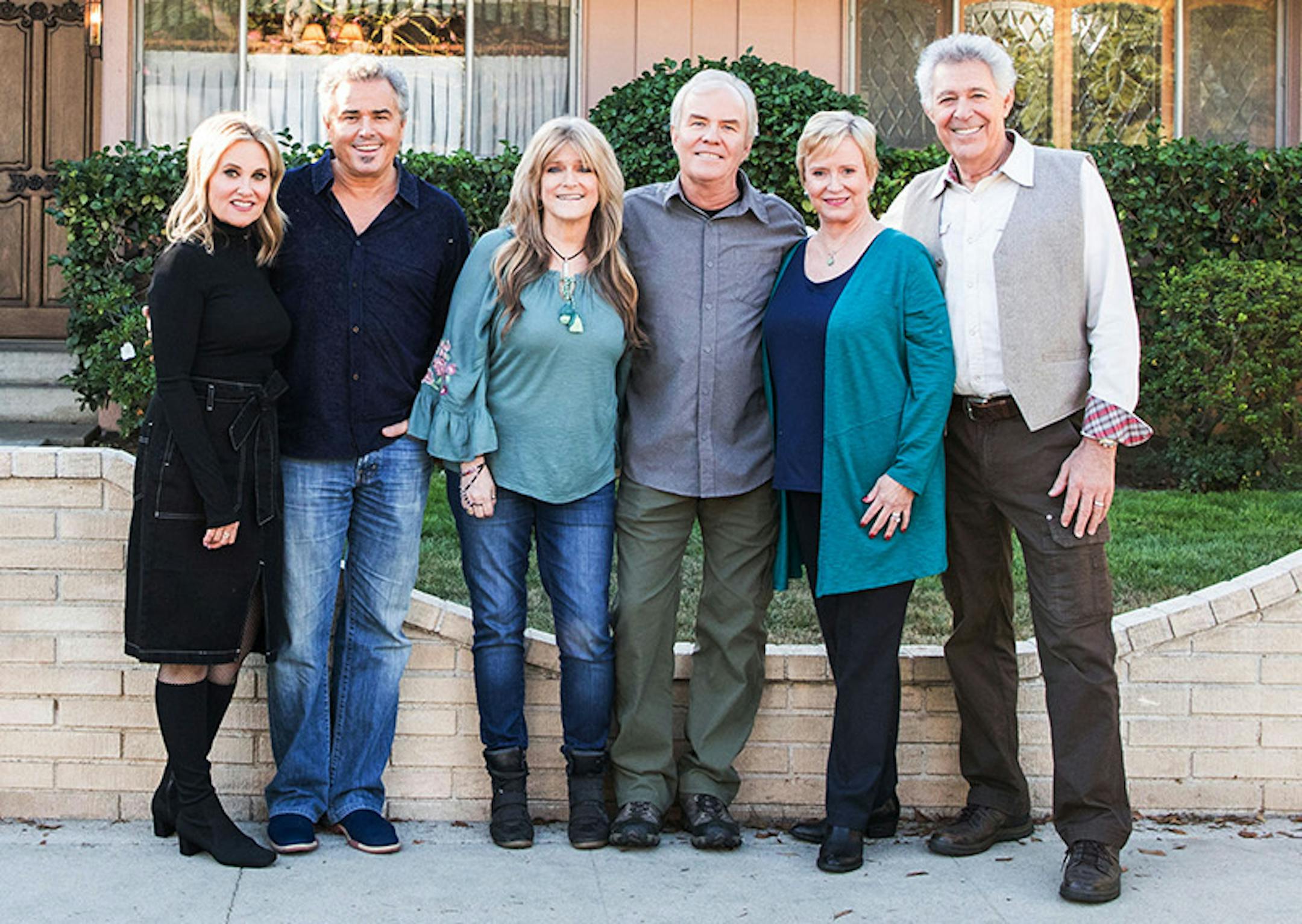 Brady Bunch cast, from left, Maureen McCormack/Marsha Brady, Christopher Knight/Peter Brady, Susan Olsen/Cindy Brady, Mike Lookinland/Bobby Brady, Eve Plumb/Jan Brady and Barry Williams/Greg Brady stand in front of the original Brady home in Studio City, Calif., which will be renovation in HGTV's new series, "A Very Brady Renovation,' premiering next Monday. (Matt Harbicht/Getty Images/TNS) ORG XMIT: 1412076