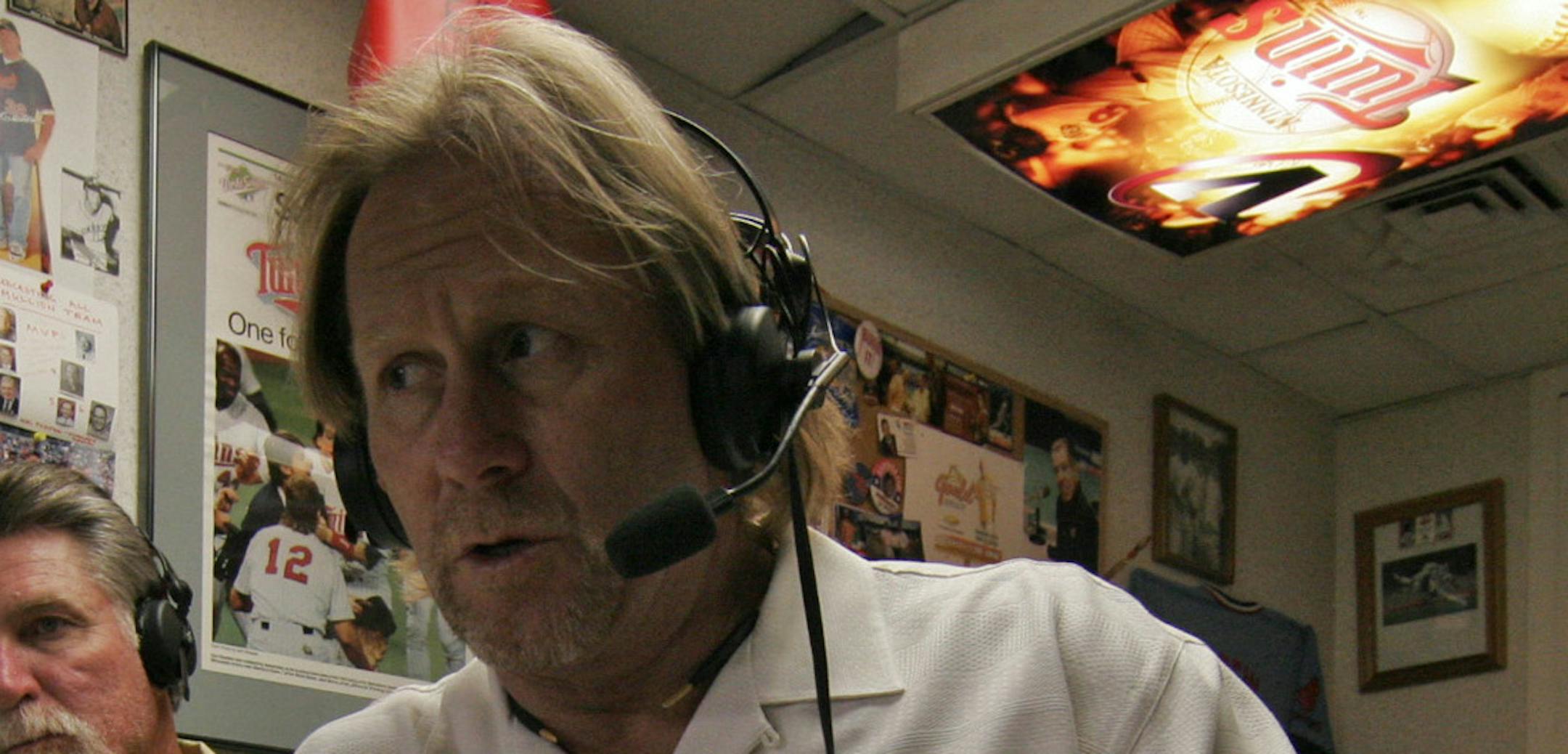 TOM SWEENEY Ô tsweeney@startribune.com
Minneapolis, Mn 6/27/2006 former Twins fielder Dan Gladden broadcasts from the WCCO radio booth in the 'dome,- former Twins pitcher Jack Morris ( left/green shirt) is also part of the broadcast trio.