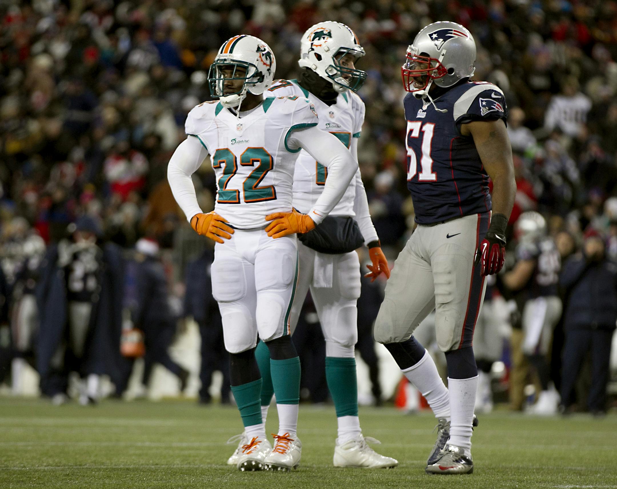 Miami Dolphins running back Reggie Bush (28) puts his hands on his hips after his fumble in the third quarter against the New England Patriots at Gillette Stadium in Foxboro, Massachusetts, Sunday, December 30, 2012. The Patriots blanked the Dolphins, 28-0. (Joe Rimkus Jr./Miami Herald/MCT) ORG XMIT: 1133093