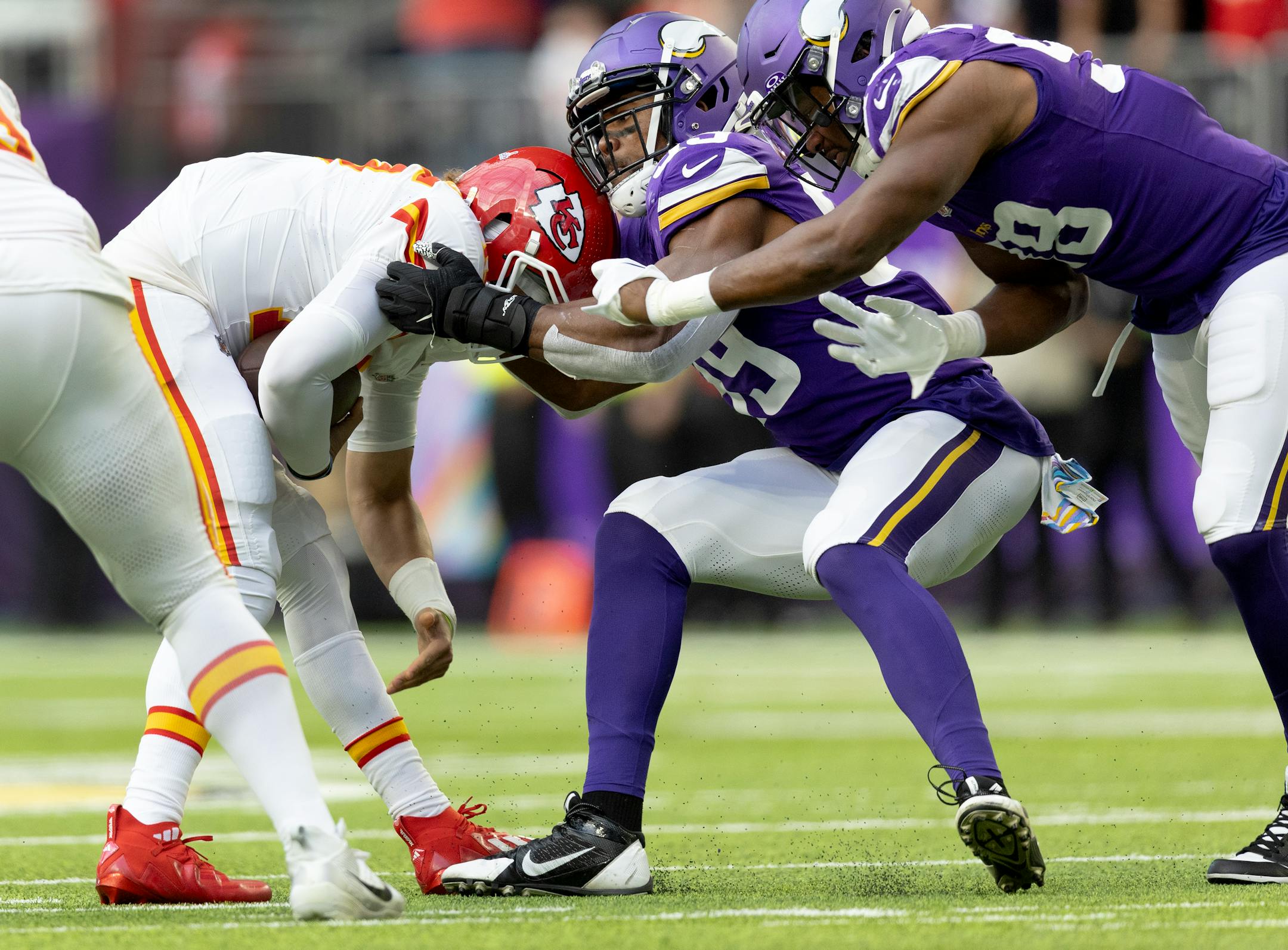 Minnesota Vikings outside linebacker Danielle Hunter (99) sacks Kansas City Chiefs quarterback Patrick Mahomes (15) in the first quarter.