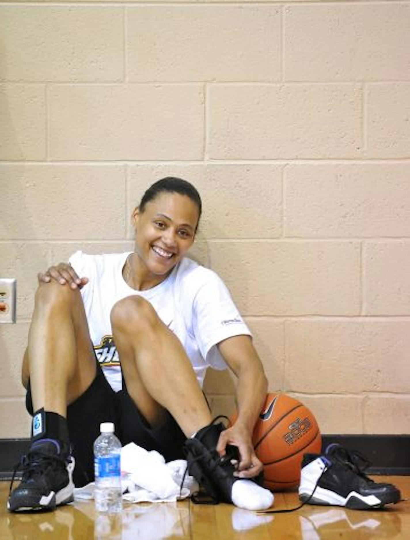 Marion Jones of the WNBA's Tulsa Shock cooled off after a workout with Shock head coach Nolan Richardson.