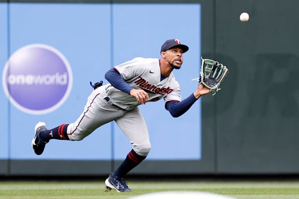 Buxton sits out as knee problem flares up, limits him in the outfield