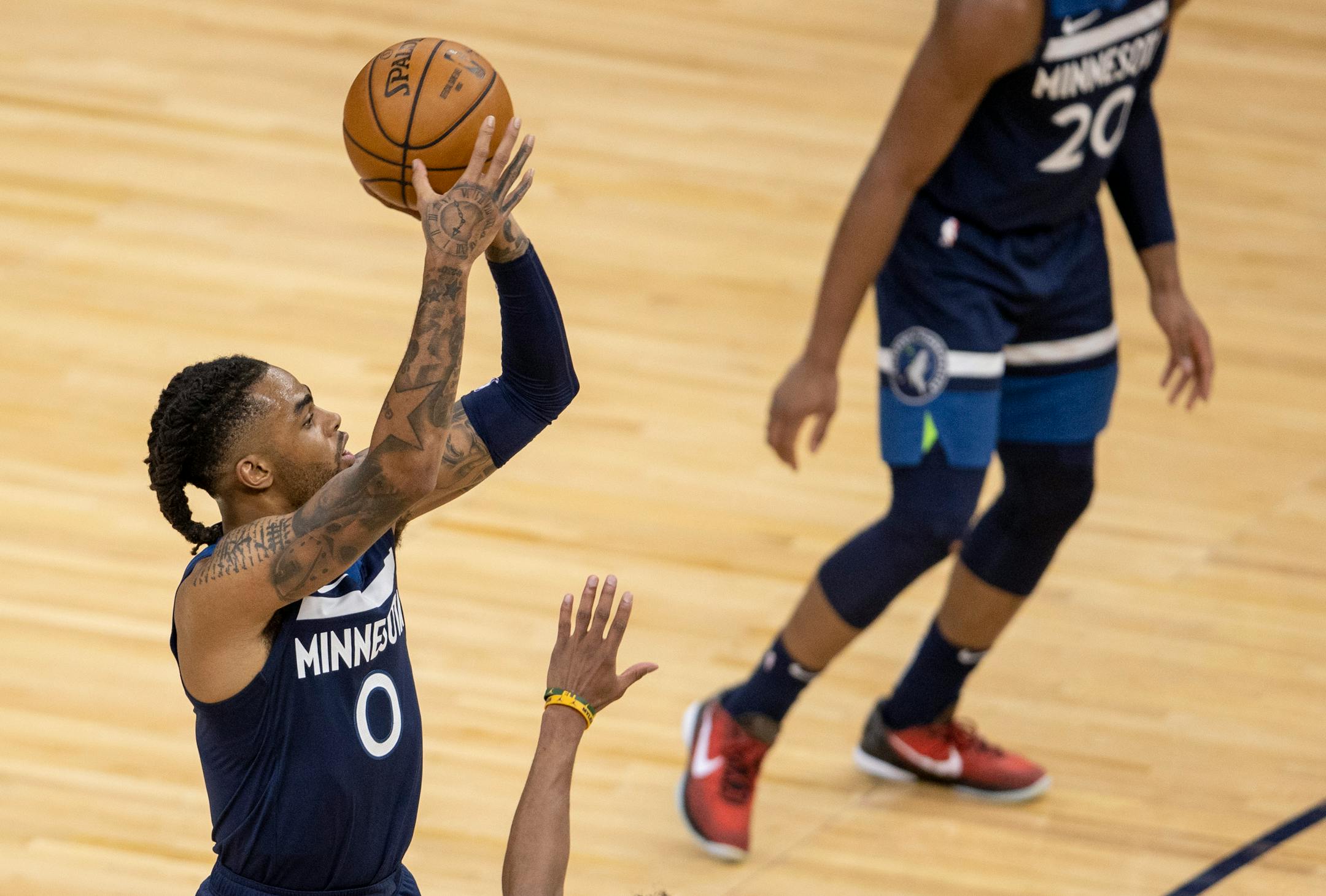 D'Angelo Russell (0) of the Minnesota Timberwolves made a three-point shot in the second quarter.