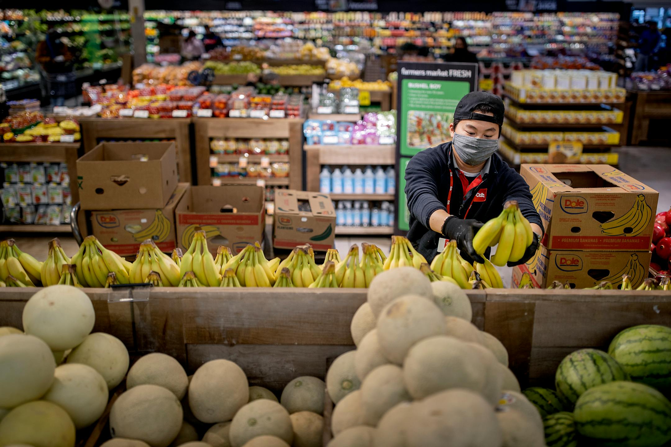 A Cub Foods employee stocks fruits and vegetables at a store in St. Paul, Minn., on Monday, November 15, 2021. ] Elizabeth Flores • liz.flores@startribune.com